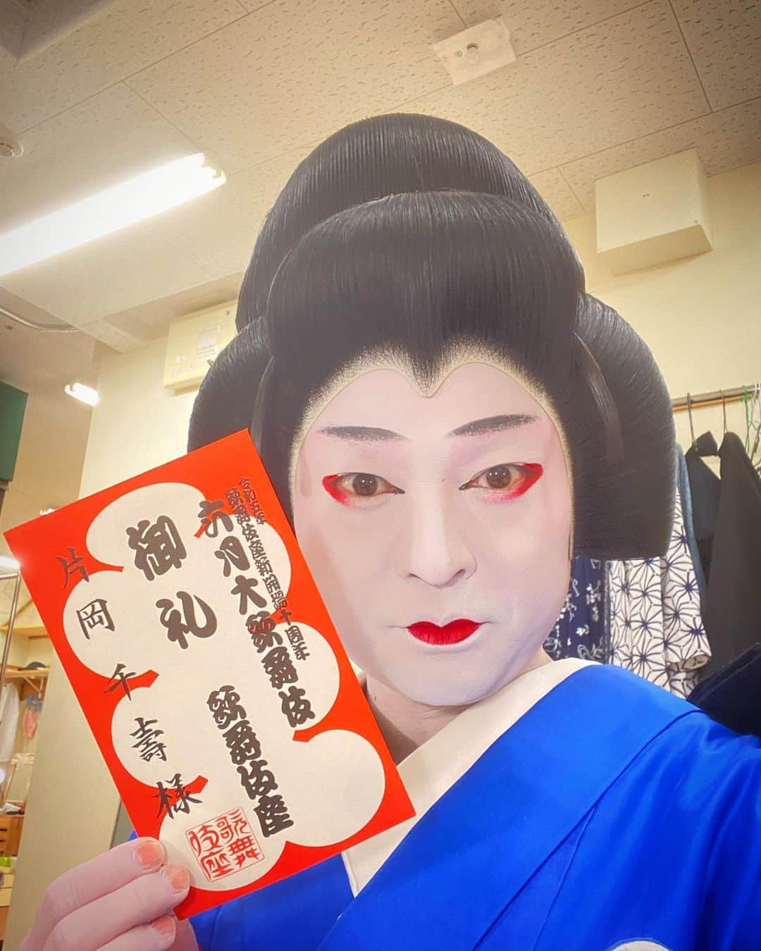 片岡千壽さんのインスタグラム写真 - (片岡千壽Instagram)「本日歌舞伎座六月大歌舞伎、無事に千穐楽を迎えさせて頂きました。誠に有難うございました🙇🏻‍♂️  四の切の腰元は何度も勤めさせて頂きましたが、毎回新たな発見があったり色々と気付く事もあり大変勉強させて頂いております。今回も初日から千穐楽まで発声等々、色々と研究させて頂きました👍  さぁ‼️いよいよ本拠地大阪松竹座の公演が始まります。晴の会のお稽古も始まって参りますのでギアを上げまして松竹座のお役、晴の会に向けてのお稽古頑張りたいと思います‼️  何卒宜しくお願い申し上げます🙇🏻‍♂️  #東銀座 #歌舞伎座 #歌舞伎 #六月大歌舞伎 #道頓堀 #松竹座 #川連法眼館 #腰元 #伝統芸能 #伝統文化 #踊り #日本舞踊 #着物 #化粧 #メイク #上方歌舞伎 #片岡千壽 #photography  #photo  #makeup  #make #kabuki」6月25日 21時29分 - senju.kataoka