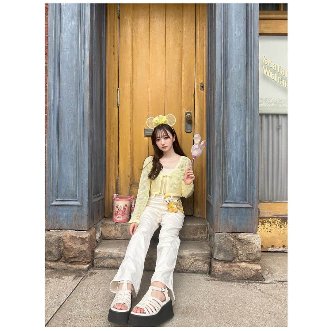 日比野芽奈のインスタグラム：「〰️🌼〰️ . . . 今回の新作、黄色レースカチュは 40周年に合わせてはもちろん、 #ラフラフ カラーということで マストでゲット✊🏻 . . . 黄色のお洋服を私服で着る機会が あまりないので新鮮💭 . . . 最後の写真は、キャストさんに 話しかけられた時の満面の笑み . . . #ディズニーシー #東京ディズニーシー #東京ディズニーリゾート #ディズニー #ディズニーリゾート #ディズニーカチューシャ #ディズニーコーデ #ディズニーグッズ #夢の国 #夢が叶う場所 #ディズニー写真部 #ディズニー写真スポット  #ディズニー40周年 #ドリームゴーラウンド #tokyodisneysea #tds #tokyodisneyresort #disney #disneysea #disneystyle #disneygoods」