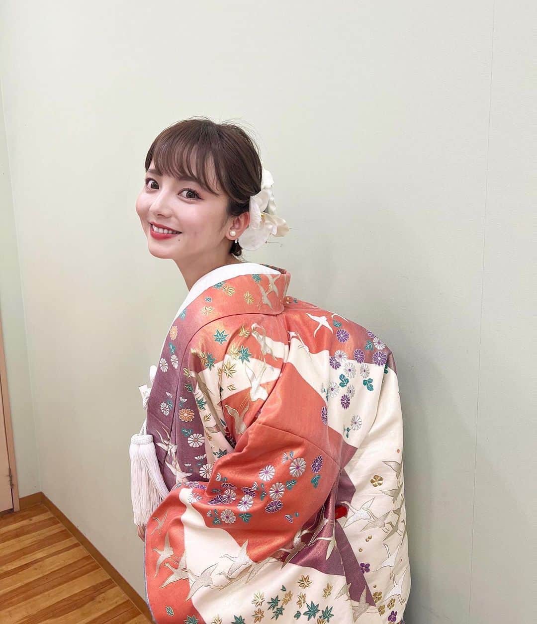 横山紗弓のインスタグラム：「素敵な色打掛でbridal show🦢💐 和田光正先生のオリジナル打掛 「夫婦鶴」「鶴の舞」 色合いも柄もとても綺麗でした。 ヘアアレンジは、ふわっとまとめて大きな蘭を。 今年も南美容専門学校さんお世話になりました＾＾ #ブライダルヘア #ヘアアレンジ #打掛 #色打掛 #和装 #和装ヘア #和装ヘアアレンジ #和装小物」