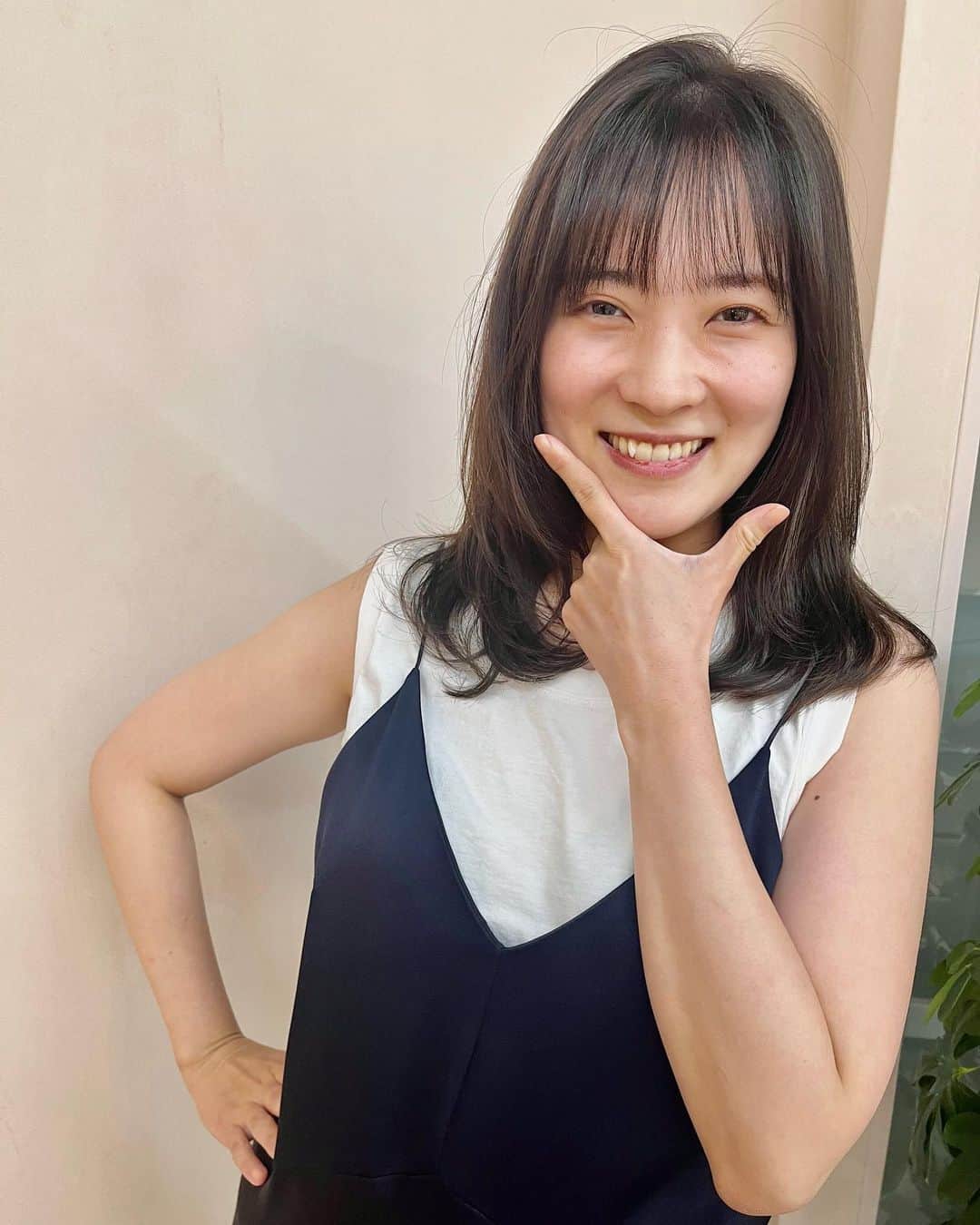 亜希子のインスタグラム：「髪を切って頂きました、ウフォフォ🦍🎵  ありがたいことにお仕事集中気味でして、日々洗濯バサミで前髪を留める日々でございますが、駆け込んで良かった…。  少々クマなどこしらえておりますが、嬉しくて破顔🍡  私も、もう少し執筆頑張ります☕️💃💃💃  湿度も多いし、ご無理なさず休み休み参りましょうな。」