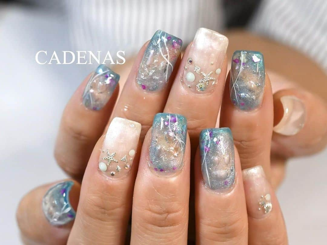 Yuka Maeda ::manicurelistのインスタグラム：「#バブルネイル うちでは出ないかなあと思いながらねんのため作ったサンプルが めちゃくちゃ🧜‍♀️ #アリエル💅　で🥹❤️ 普通にかわいーーーー😫❤️ （バブルなくてもw） 写真ではなかなか映らなかったけど実物はもっと光沢があってシェルのようにうるやかに輝いてましたです🤤🧜‍♀️✨ . . Salon data▼ ＝＝＝＝＝＝＝＝＝＝＝＝＝＝＝＝＝＝＝＝ . CADENAS -nail eyelash salon- ●Nail artist  @yuka.maeda  @yuki_cadenas @mai_cadenas ●eyelash　@cadenaseyelash  ゲストに愛と感動を…♡ . 【 LINE ＠cadenas 】 ご予約/お問い合わせはLINEよりお気軽に🤲 ▶︎▶︎#cadenasnail デザインアップしてます♡  price…★⭐︎Instagram特別キャンペーン中⭐︎★ . 「インスタ見たよ👀」と LINEからご予約で特別プライス7500円！！ . ※ご新規様限定 ※キャラクターや特殊なエレメント等のみ 別途料金いただく場合ございます🙇🏻‍♀️ . . price…初回8000円（オフ込み） access…大阪市北区堂山町16-1  中崎町駅  徒歩5分 /  梅田駅  徒歩6分 . tel… 06-4792-8617 ＝＝＝＝＝＝＝＝＝＝＝＝＝＝＝＝＝＝＝＝ . . .  #中崎町ネイル #梅田ネイルサロン #大阪ネイルサロン #関西ネイルサロン #インスタネイル #instanails #instanail #リトルマーメイドネイル #ネイルサンプル #気泡ネイル #ネイルブック #6月ネイル #7月ネイル #今月のネイル #にゅーねいる #Springnails #夏ネイル  #アリエルネイル #海ネイル #네일아트 #네일스타그램 #귀여운네일 #무광네일 #bluenails #cadenasyuka  #cadenasnail #nailsdesign」