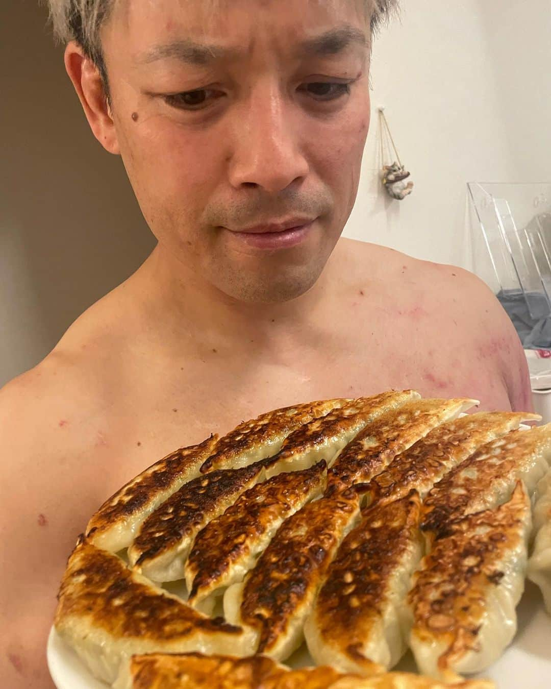 潮崎豪のインスタグラム：「. お知り合いからいただいたギョウザを(っ'-')🥟いただきま〜す！  #餃子部 #noah_ghc」