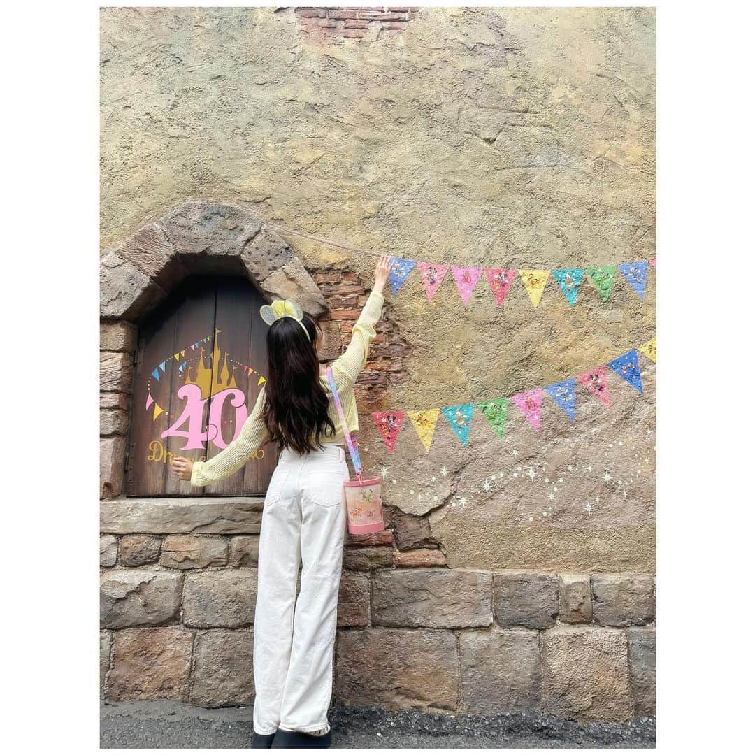 日比野芽奈のインスタグラム：「🏳️‍🌈💫 . . . このウォールアートは ガーランドが描かれてる🎨 . . . ガーランドにいるキャラも可愛いし、 まわりのキラキラも、窓の40周年も... はあ全部かわいいです....... . . . 個人的には、40周年写真スポットは 後ろ姿が映えやすい気がする🫠 . . . #ディズニーシー #東京ディズニーシー #東京ディズニーリゾート #ディズニー #ディズニーリゾート #ディズニーカチューシャ #ディズニーコーデ #ディズニーグッズ #夢の国 #夢が叶う場所 #ディズニー写真部 #ディズニー写真スポット  #ディズニー40周年 #ドリームゴーラウンド #tokyodisneysea #tds #tokyodisneyresort #disney #disneysea #disneystyle #disneygoods」
