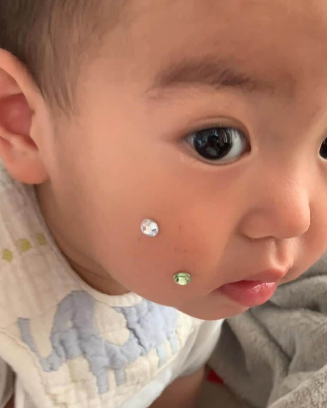 馬渕真由子のインスタグラム：「少し前に息子一歳になりました。 出来ることが沢山増えて、表情も豊かになって。 何より彼からしたら全てがはじめてのことの連続なのに、当然のことのように次々と新しいミッションに果敢に向かっていく姿が逞しく、私も負けてはいられないなという気持ちに。 「新しいことに挑戦する」ことにハードルなんて感じないような人に育ってほしいな。押し付けは良くないけれど。 私に出来ることは多くはないだろうけど、いつか手を離れて彼が壁にぶち当たったときに、心の糧となる優しい思い出を沢山一緒に作っていけたら。 大分遅くなったけどお誕生日おめでとう🎈」