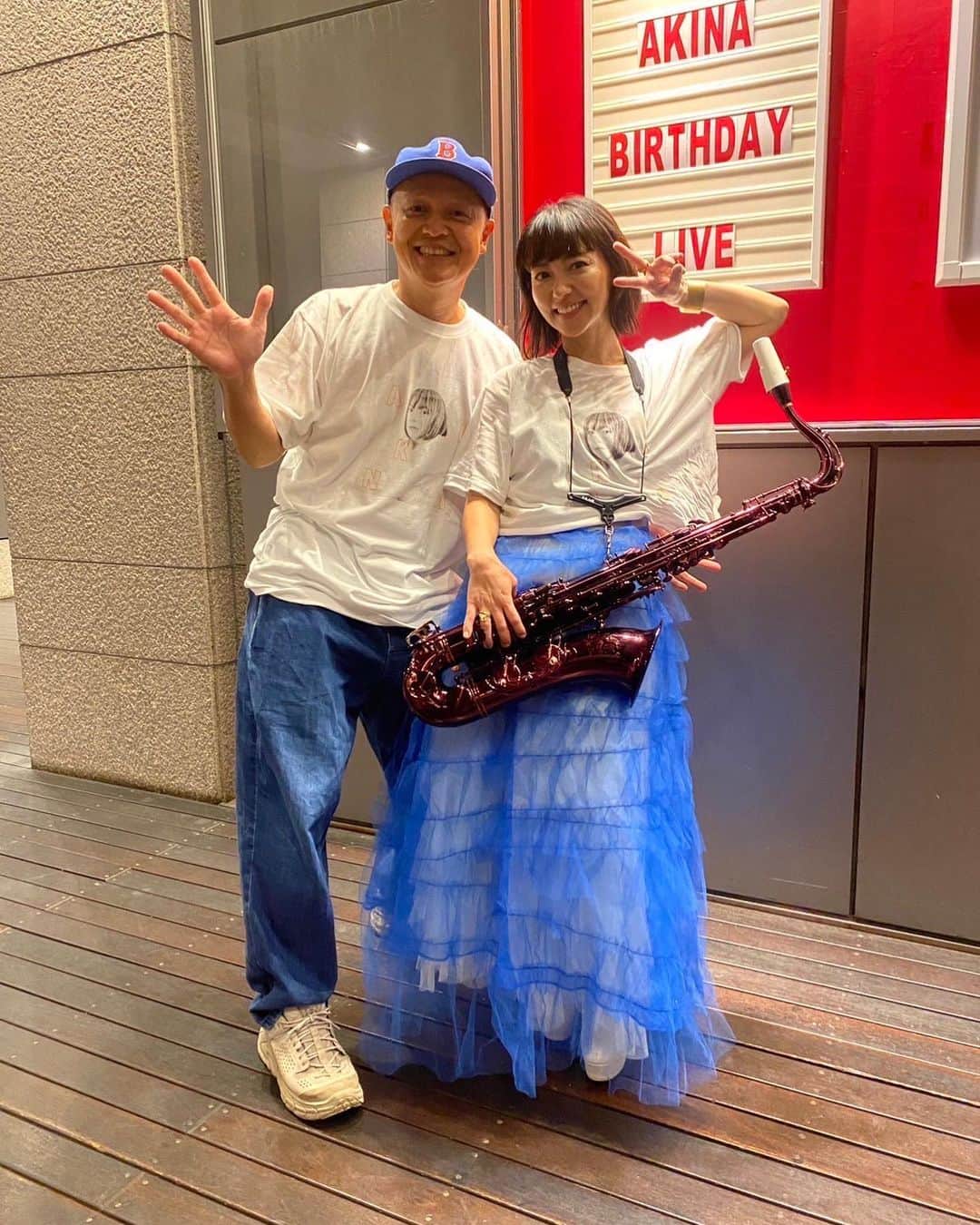 Boseのインスタグラム：「AKINAのライブにゲストで出演しました。彼女がまだ小6の時にポンキッキーズに一緒に出ていたんですが、あれからなんと26年！ 歌だけじゃなくテナーサックスもバリバリ吹いて、あの頃と変わらずめちゃくちゃ元気なAKINAでした。 #akina #folder5」