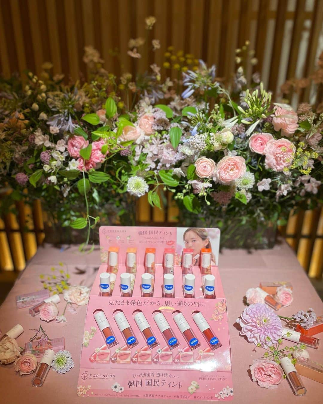 梅野舞さんのインスタグラム写真 - (梅野舞Instagram)「韓国で国民ティントと呼ばれているFORENCOSの 新作ティント『FORENCOS PURE FIXING TINT』 Launch Eventへ🥂✨✨🥂  私を楽しく咲かせるブロッサムコスメ「FORENCOS」の会場はお花がたくさん💐華やかで可愛い空間でした！！  新商品の『FORENCOS PURE FIXING TINT』全6色  日本の美容系インフルエンサーと共に テクスチャー・フィット感・持続力・カラー・形・価格などを熟考されて開発された様子もVTRで観ることができたり、  トークショーやメイク講座も行われました♬  6色どのカラーも可愛い❤️ その日の気分で ファッションで 楽しめそう♬  05番STOCKカラーがわたしのお気に入りかな♬  メイク崩れや色移りなく持続力のあるティント ★フィクシングティントの正しい付け方  1、唇の保護膜を形成するために塗ったあとに、 そのまま15〜30秒待つ⚠️ここがかなり重要  2、塗った後に、リップバームやリップオイルを付ける  ※まるでマシュマロのような仕上がりで乾燥せず、 フィックスされます✨  メイクの中で1番リップが好き❤️ フィクシングティント楽しみたいと思います💋  #FORENCOS#フォレンコス#フィクシングティント#マシュマロティント #国民ティント#ローンチ#ローンチイベント#韓国発#コスメ#lips #liptint #tint#make#makeup #instagram#instagood」6月25日 21時38分 - mai.umeno