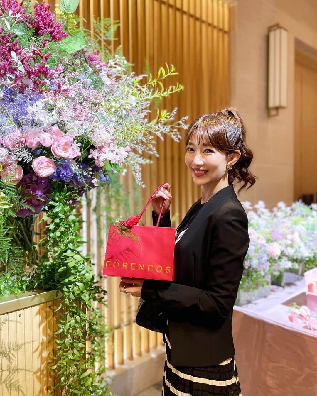 梅野舞のインスタグラム：「韓国で国民ティントと呼ばれているFORENCOSの 新作ティント『FORENCOS PURE FIXING TINT』 Launch Eventへ🥂✨✨🥂  私を楽しく咲かせるブロッサムコスメ「FORENCOS」の会場はお花がたくさん💐華やかで可愛い空間でした！！  新商品の『FORENCOS PURE FIXING TINT』全6色  日本の美容系インフルエンサーと共に テクスチャー・フィット感・持続力・カラー・形・価格などを熟考されて開発された様子もVTRで観ることができたり、  トークショーやメイク講座も行われました♬  6色どのカラーも可愛い❤️ その日の気分で ファッションで 楽しめそう♬  05番STOCKカラーがわたしのお気に入りかな♬  メイク崩れや色移りなく持続力のあるティント ★フィクシングティントの正しい付け方  1、唇の保護膜を形成するために塗ったあとに、 そのまま15〜30秒待つ⚠️ここがかなり重要  2、塗った後に、リップバームやリップオイルを付ける  ※まるでマシュマロのような仕上がりで乾燥せず、 フィックスされます✨  メイクの中で1番リップが好き❤️ フィクシングティント楽しみたいと思います💋  #FORENCOS#フォレンコス#フィクシングティント#マシュマロティント #国民ティント#ローンチ#ローンチイベント#韓国発#コスメ#lips #liptint #tint#make#makeup #instagram#instagood」