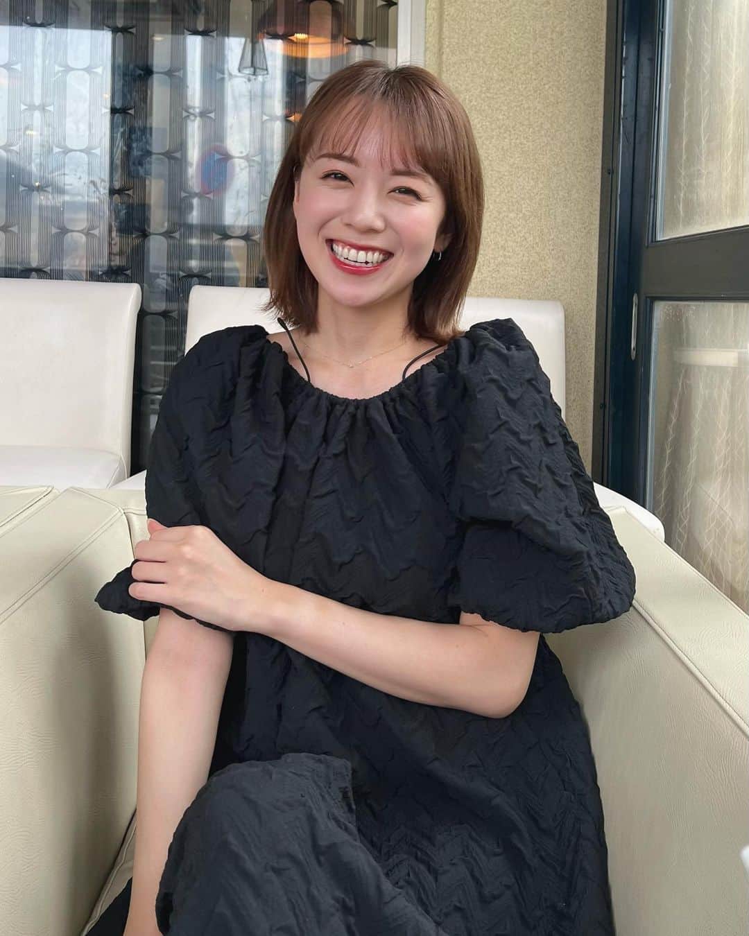 のインスタグラム：「載せるたびに質問いただいてた 可愛いすぎるデザインのワンピース💐  オフショルにもできるし 楽ちんなのに上品に見えるから使いやすくてすでにめちゃ着てる🤣🩷  バッグは @mystywoman_com さんコラボで作らせていただいたもの♡  リップは @hanadoki_official の クリスマスローズでブラックに合わせた大人っぽい色に🌹  全身写真の後ろにちびっこ👶隠れてる。笑」