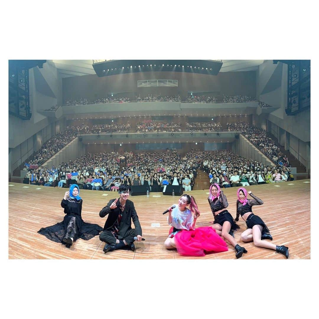 荒牧陽子さんのインスタグラム写真 - (荒牧陽子Instagram)「2023.6.25 岩手県北上市文化交流センターさくらホール ┈︎┈︎┈︎┈︎┈︎┈︎┈︎┈︎┈︎┈︎┈︎┈︎ 北上市文化交流センターさくらホール ありがとうございました！ ⁡ 3階まである会場に満席のお客様！ 『じゃじゃじゃ！🥳』（びっくり！） ⁡ いつも大体、女性のほうがテンション高めなんだけど 今日は、男性もかなりのテンションで😝 めっちゃ太い声で応援してくれる✨ みんな振り付けも完璧！ 圧巻の景色でした…🥰🌈!!! ⁡ ⁡ そうそう！ 北上に前日入りしたんだけど みんなで駅の側にある日本酒バー《reppi》さんで美味しいお魚やお野菜を頂いて💕 本番を迎えました☺️ ⁡ reppiさんは、ダンサーつぼみの同級生がやっているお店です！ 松浦君と私のサインも書かせていただきました。 お近くの方！是非行ってみてくださいね！ ⁡ 岩手！ ありがとうございました！！ 次は来週滋賀県☺️👍✨ ⁡ ⁡ ⁡ ↓ライブ↓ まだまだあるよ！ ⁡ 近くにあったら絶対来てね！ 一緒にワイワイしましょ！ ---------------------------- 《滋賀県》 ■最強!!歌マネジョイントコンサートin彦根 日時：2023年7月1日（土） 会場：ひこね市文化プラザ 出演：荒牧陽子×松浦航大 ---------------------------- 《山梨県》 ■ぶっちぎり!!歌まねLIVE2023 日時：2023年7月8日（土） 会場：YCC県民文化ホール 出演：荒牧陽子×松浦航大 ---------------------------- 《宮城県》 ■荒牧陽子×松浦航大　最強!歌まねジョイントLIVE 日程：2023年7月22日（土） 会場：まほろばホール（大和町ふれあい文化創造センター） ---------------------------- 《千葉》 ■ものまねスーパーLIVE 2023 荒牧陽子・原口あきまさ・ビューティーこくぶ 日程：2023年7月29日（土） 会場：オークラ千葉ホテル ---------------------------- 《兵庫》 ■荒牧陽子×松浦航大　最強！！歌まねジョイントLIVE 日程：2023年7月30日（日） 会場：西脇市市民交流施設オリナスホール ---------------------------- 《岐阜》 ■荒牧陽子＆Mr.シャチホコ 歌まねLIVE 日程：2023年8月6日（日） 会場：バロー文化ホール ---------------------------- 《兵庫》 ■ 最強!歌まねジョイントライブ 「荒牧陽子×ビューティーこくぶ」 日程：2023年9月2日（土） 会場：小野市うるおい交流館エクラホール ---------------------------- 《茨城》 ■ぶっちぎり！歌まねLIVE2023  「荒牧陽子・松浦航大」 日程：2023年9月9日（土） 会場：ザ・ヒロサワ・シティ会館 ---------------------------- 《栃木》 ■最強!!歌マネLIVE in 宇都宮 荒牧陽子＆松浦航大 日程：2023年10月1日（日） 会場：栃木県総合文化センター ---------------------------- 《高知》 ■荒牧陽子×松浦航大　最強！！歌まねライブ 日時：2023年10月7日（土） 会場：高知県立県民文化ホール ---------------------------- 《愛知》 ■荒牧陽子×Mrシャチホコ 最強！歌まねジョイントライブ 日程：2023年10月29日（日） 会場：幸田町民会館さくらホール ---------------------------- ⁡ 詳しくは、 荒牧陽子スタッフTwitter 荒牧陽子ホームページ などでご確認ください✨ ⁡ 皆さんにお会いできるのを 楽しみにしています!!!🥰💕 ┈︎┈︎┈︎┈︎┈︎┈︎┈︎┈︎┈︎┈︎┈︎┈ #松浦航大 ｻﾝ #荒牧陽子 #宮島レイラ ｻﾝ #つぼいくみ #北上市文化交流センターさくらホール #岩手県」6月25日 21時39分 - yoko_aramaki