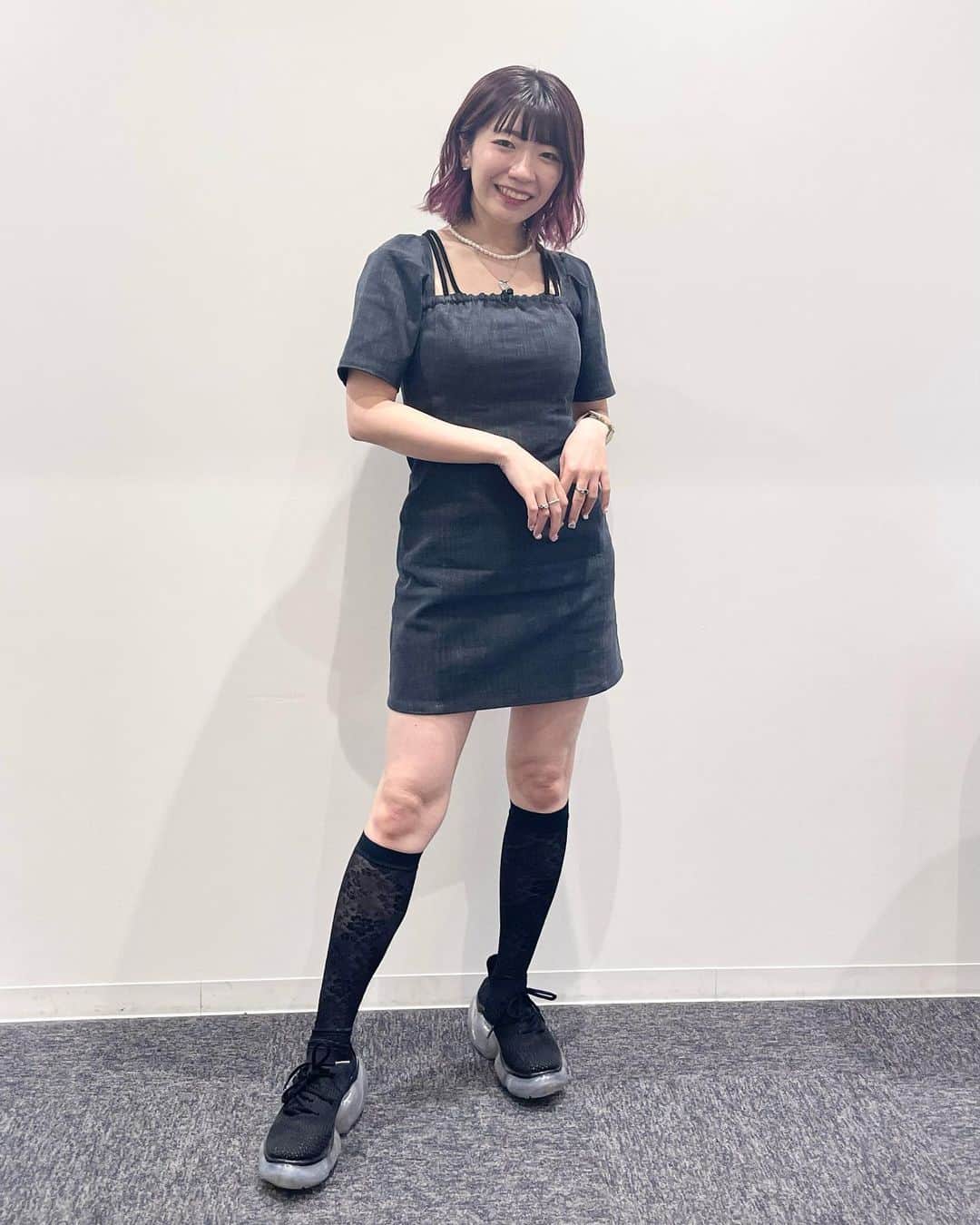 ぱいぱいでか美のインスタグラム：「最近なんかデニムづいてる🙌🏻 . 私服仕事の時とかにぴったりかな〜と思って買った HONEY MI HONEYのデニムワンピ❕ 昨日のミッドナイト競輪と、先日のラジオを愛でる会の時も着てました🚴‍♂️📻 ミニ丈だし後ろリボン(結びが雑でごめん！ついでに座り皺もすんまへん！)だし 甘めになりそうなんだけど、タイトなのとデコルテの開き方とか 色味とかいろいろで大人でも着れるな〜と思って✌🏻 デニムワンピ昔買ったやつでお気に入りのあったんだけど デザインを年齢と自分の気持ちが追い越していき笑 もう何年も着られてなかったので新しいのに出会えてよかった♡ 中に着てるのはCrayme,のシフォントップスのセットになってるキャミ めちゃくちゃ使いやすいし紐のデザイン可愛すぎる ネックレスGUハロプロのつばきのやつだけど まともな写真ないからまた載せよ〜と  そして昨日のミッドナイト競輪！ とんでもないことになりました🫢 最終レース、残金1万ptをオールインで一点集中したらまさかの的中…… 161万1394ptに…………！！！！ 番組歴代一位の成績をおさめました！まじまぐれだけど！ 流石に一位嬉しいのでこの先誰にも破られたくないです！笑 とりあえず10万ptチャレンジがんばるぞお💪🏻 . #honeymihoney #kiwandakiwanda #grounds #ラジオを愛でる会 #ミッドナイト競輪 #でか美衣装 #でか美私服 #でか美ちゃん #相変わらずの人面膝 #一人で撮ってるのに3ショット写真 #137の3連単爆当たり #私のラッキーナンバーにします #137」
