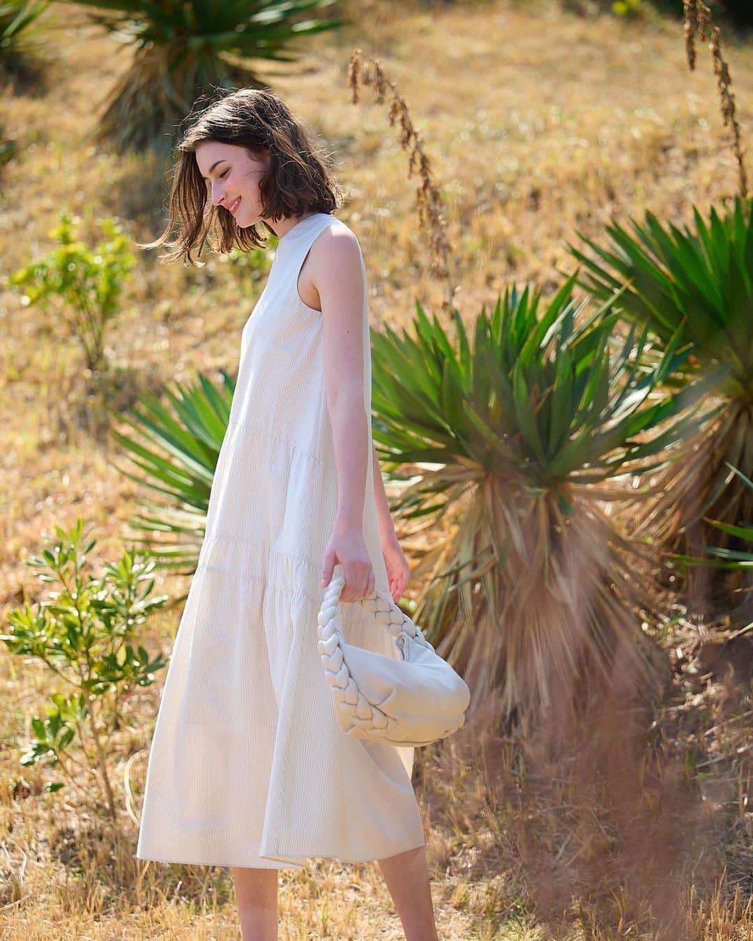 Theory luxe official account.のインスタグラム：「［SUMMER DRESSING］  繊細なストライプ柄で涼を纏ったボリュームたっぷりのティアードドレス  オリジナルの配色で表現した、細かいピッチのストライプ柄ドレス。 theory luxeらしい洗練された趣で、生地を贅沢に使ったティアードの甘さを程よく中和。  やや前上がりにカーブしたウエストの切り替えが腰位置を高く見せ、スタイルアップ効果を叶える。 経糸に綿、緯糸に綿とヘンプを混紡した素材で、清涼感漂うナチュラルな風合いが魅力。 スニーカーを合わせて、大人カジュアルに。  #theoryluxe #セオリーリュクス #ワンピース #ティアードワンピース #ストライプワンピース #カジュアルコーデ #スニーカーコーデ #大人カジュアル」