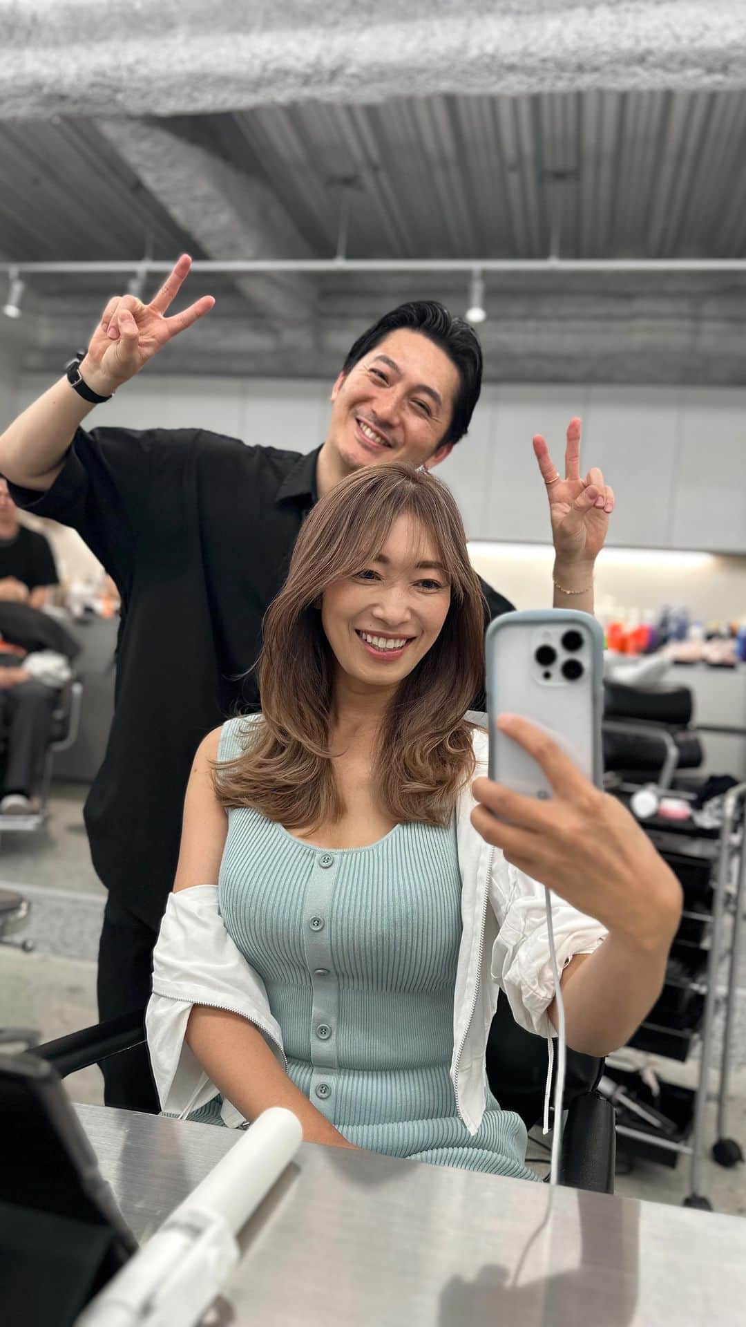 のインスタグラム：「今までやったことない事に色々挑戦したくて まずは形から入るタイプなので🤭  @izumi_takahiro.jp  和泉さんにブリーチして髪の毛めっちゃ明るくしてもらってきました♡  期間限定ね😘  ギャルになれたかなぁ😆☺️  #小早川怜子 #reikokobayakawa #れぇちゃみ #ブリーチ #AV女優 #熟女女優」