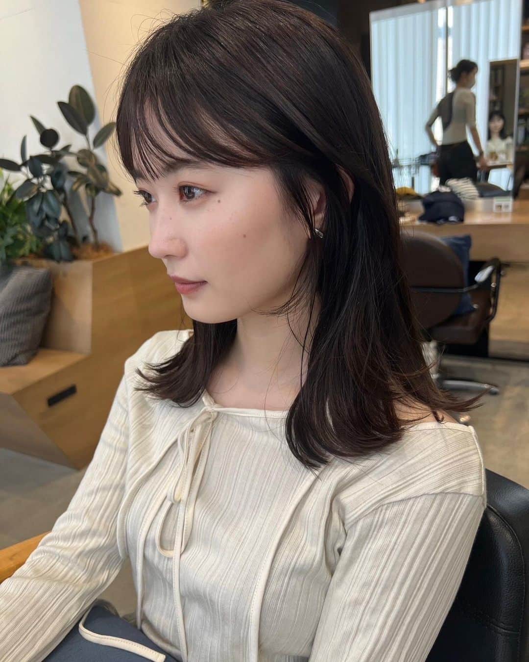 角川友紀のインスタグラム：「⁡ この前の平日休みに久々撮影したときの👩🏻 ⁡ 伸ばしてた髪は 全体のバランスが気になってきたので 切っちゃいました、、、安定の長さ🤝🏻 ⁡ #ミディアムヘア#ミディアムヘアアレンジ#韓国ヘアスタイル#伸ばせそうにない」