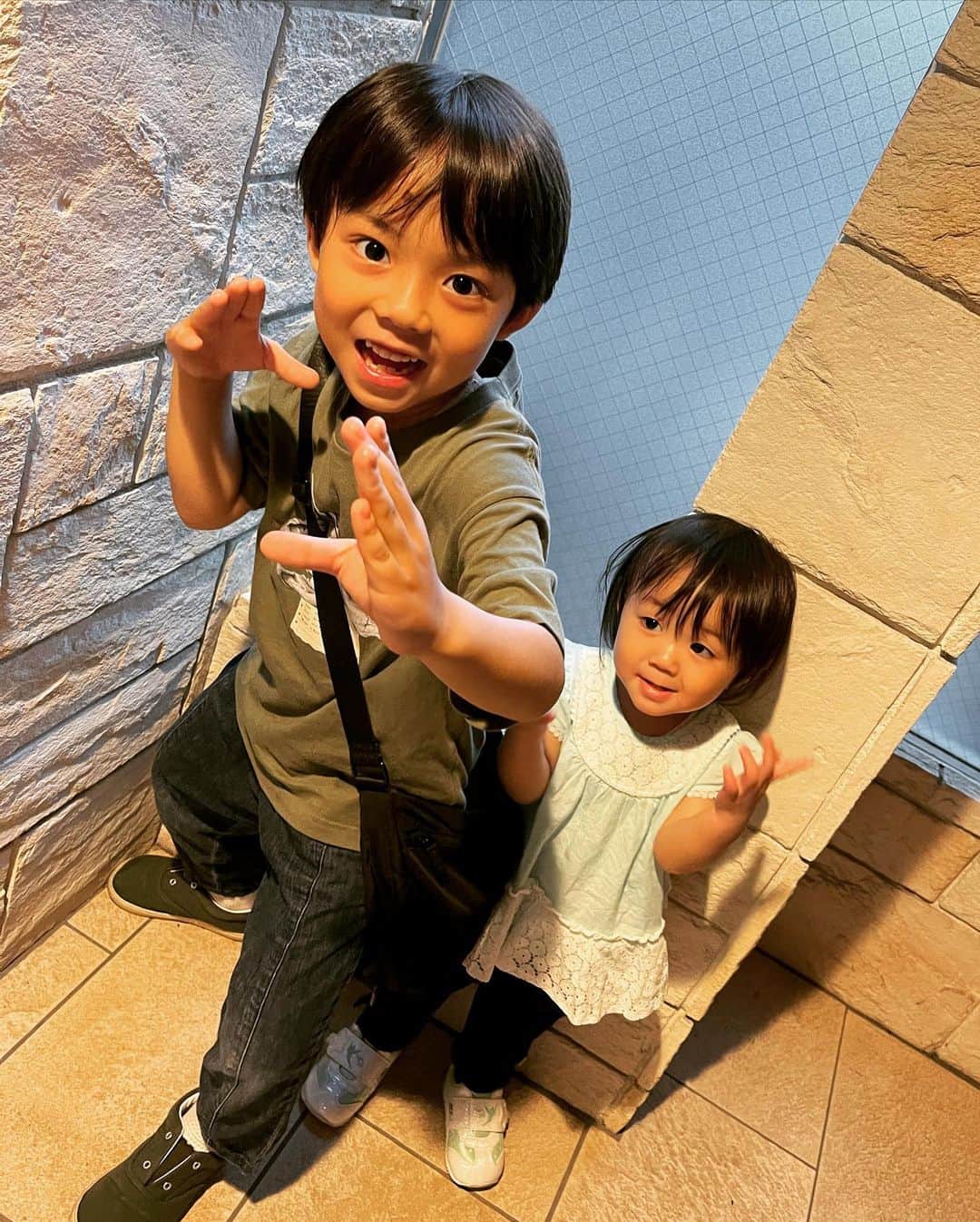 恒松あゆみのインスタグラム：「週末の兄妹。   #6歳7ヶ月 #1歳10ヶ月   #テアトルアカデミー #子役 #モデル」