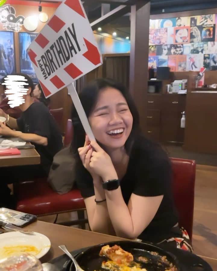 遥海のインスタグラム：「27歳になりました♡  家族とのお祝いでした☺️ 大切な日を大切なみなさんにお祝いされてとても幸せです♡  26歳は本当にたくさんの事にチャレンジできて、たくさんの事を学びました。 27歳も新しいことに挑戦しつつ、 学んだことを活かせられるように頑張りたいと思います💓  誕生日をこうしてお祝いされるのも、 恥ずかしいなって思う年齢にw  27歳の遥海も、 よろしくお願いしますね♪  #甥っ子ですw」