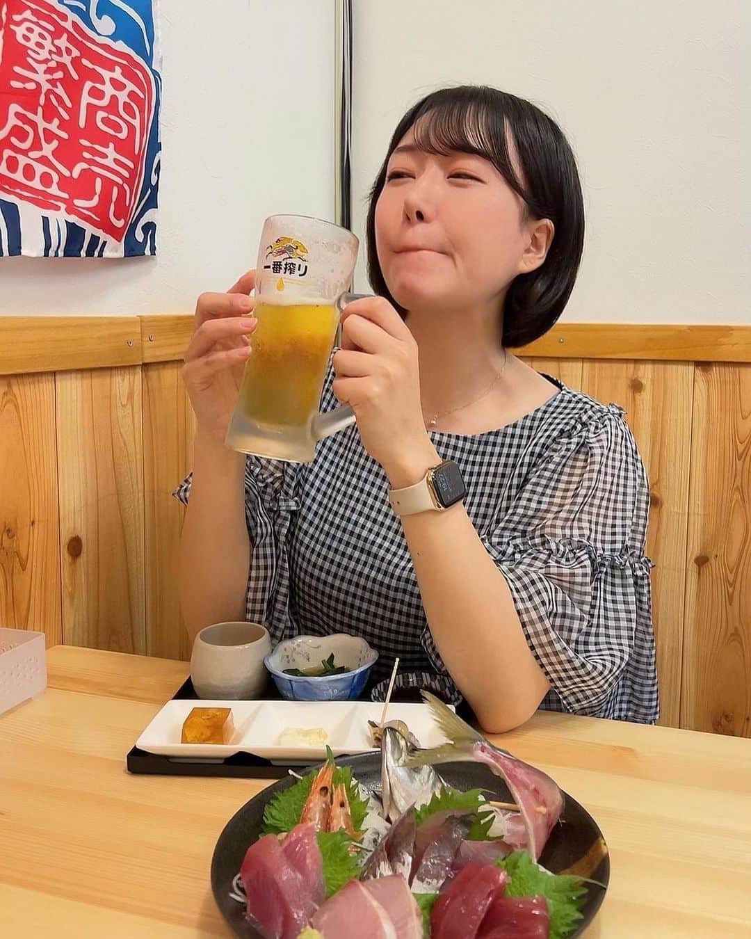 蒼井まやのインスタグラム：「. 刺し盛り無料？！価格がバグすぎる居酒屋🏮 ふぐが2,000円以内でしっかり堪能できるハイコスパ店‼️  🎪居酒屋 いなか 📍小岩駅 徒歩7分  小岩駅からちょっと歩くけど わざわざ小岩に行って歩いてでも行く価値のあるお店‼️  まず…お刺身の盛り合わせ。 これいくらだと思いますか？  なんと、無料なんです。  お店のアプリをダウンロードしたら、なんですが。 だとしてもこの豪華さで無料ってすごすぎませんか😂🙏 無料は初回のみですが2回目以降も180円で食べられるらしい…  えっ、意味が分からない笑笑  そして一番意味が分からないのが「ふぐセット」🐡 ・てっさ ・唐揚げ ・てっちり ・ひれ酒  こちら全部合わせて一人前1,980円。 しかもちゃんと量あります。 前日までに2名以上で予約したら1,680円です。  はぁ？  意味分かりません。 安すぎます。 しかもちゃんとめちゃくちゃ美味しいんです。  なんなら仕入れられる時は天然物を仕入れたい！ というこだわり付き。 （この日も運良く天然とらふぐをいただくことができました🐡‼️）  だって、これ内容的にほぼふぐのコースだよね？ ふぐ食べに行くとこんな感じじゃん？ それが一人2,000円以内で堪能できるの？ しかもお酒もついてるの？  意味が分かりません… お店の経営が心配になります😂🙏  他にも季節もののヤングコーンだったり 牛タンの朴葉味噌焼きだったり 一品ものもかなりレベル高くて絶品。  中でも土瓶蒸しが最高級の旨さで… この時期に土瓶蒸しをいただけるだけで嬉しいのに ちゃんっと美味しい土瓶蒸しが何と380円。笑  はぁ？  何度でも言います。  はぁ？？？？？？？？  おかしいでしょ！！！！！ （褒めてます）  これはわざわざ小岩に行く価値があります。 駅から7分歩いても余りあるくらいの価値があります。 なんなら小岩に引っ越したいレベル。笑  ほんっと、久々に衝撃を受けたお店さんでした。  日本酒もかなりこだわっておられるご様子で この値段で良いの？っていうラインナップだったので 次回訪問時は日本酒パーリーします🍶✨  ていうか、写真載せきれない。笑 一投稿じゃ足りない。笑  また感想書きます！！！！！ とにかく本当に価格バグすぎる神居酒屋でした🏮  PR @inaka.koiwa #居酒屋いなか #小岩居酒屋 #小岩グルメ #小岩ディナー #海鮮居酒屋 #日本酒居酒屋 #ふぐ」