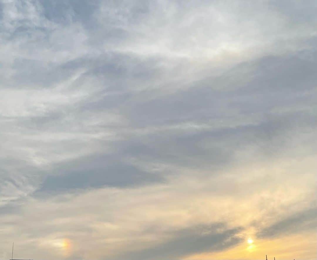 吉井明子さんのインスタグラム写真 - (吉井明子Instagram)「きのう見た幻日🌈 撮影は片方ずつになってしまいましたが、両側に見えました。嬉しい☺️  「幻日（げんじつ）」は太陽の横で、薄雲が虹色に輝く現象です🌈太陽高度が低い時に現れやすく、朝日や夕日の両脇によく見られます😌（位置関係は2枚目に）  ※目では太陽を直接見ないように撮りました✨  #東京の空 #幻日 #太陽の横 #虹色 #🌈 #気象情報 #天気予報 #気象予報士 #気象キャスター #weatherforecaster #기상캐스터　#氣象主播 #吉井明子」6月25日 21時47分 - akiko_yoshii_sunny_rain