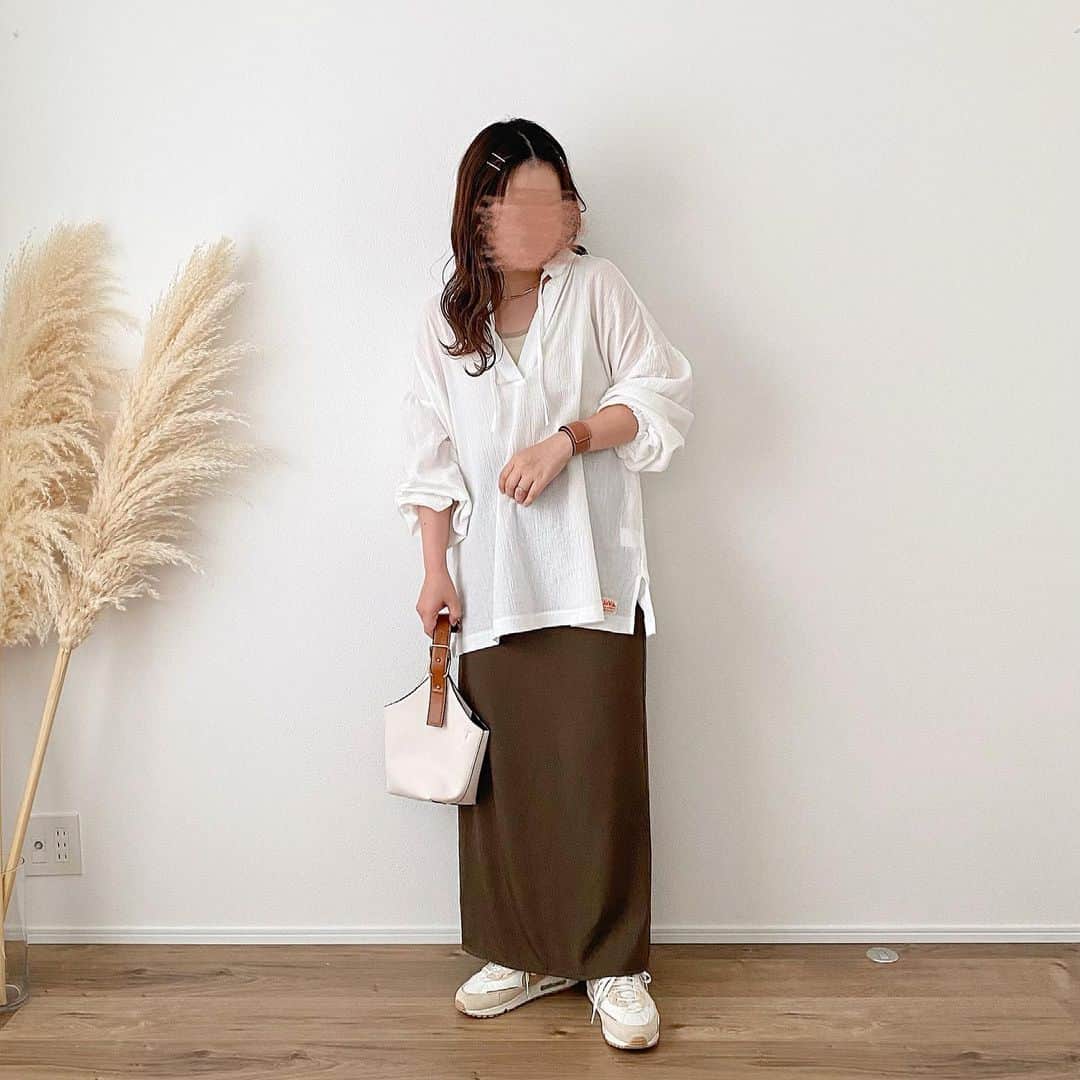 haruのインスタグラム：「ここ最近で1番お気に入りのアイテム🤭♡ この楊柳素材のカフタンデザインめちゃくちゃ可愛い..🥹💕 ぽわんと袖もたまらんっ☝🏻💓笑 そしてJaVaコラボのタグも可愛いのよねぇ😍  4色あってどれもかわいいけど 合わせやすいオフホワイトにしました🤍  今回はリボンを垂らしてしか撮ってないけど 結んだりしても雰囲気を変えられて良さそう😳✨  @classicalelf_official  綿100%楊柳素材のカフタンシャツ オフホワイト / Mサイズ / 153cm  #クラシカルエルフ #classicalelf #エルフコーデ #タイアップ #java #ジャバ #uniqlo #gu #zara #ユニクロ #ジーユー #ザラ #zozo #zozotown #zozo購入品 #zozotown購入品 #カフタンシャツ #ボリューム袖 #オーバーサイズ#プチプラ#プチプラコーデ」