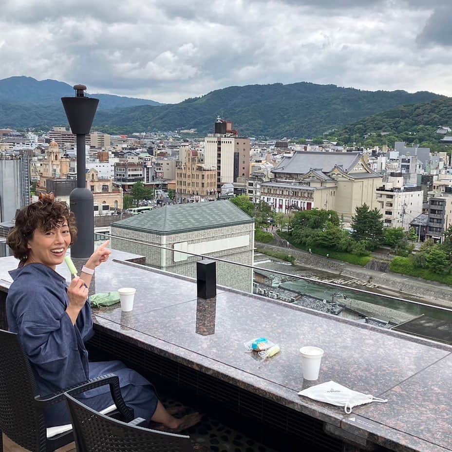池田有希子のインスタグラム：「仕事終了後、京都を楽しみたくて延泊しました。京都では本当に信じられないことなのですが南座を眺めながら毎日朝晩足湯をしていました…！そんなこと出来るようになったんですね！阿国さんにもご挨拶しました。ちょうど京都五花街合同公演中だったのですが時間がなく観られず…明後日からは杵勝会だったので後ろ髪引かれまくり！渋々帰京しました🤣  #京都南座」