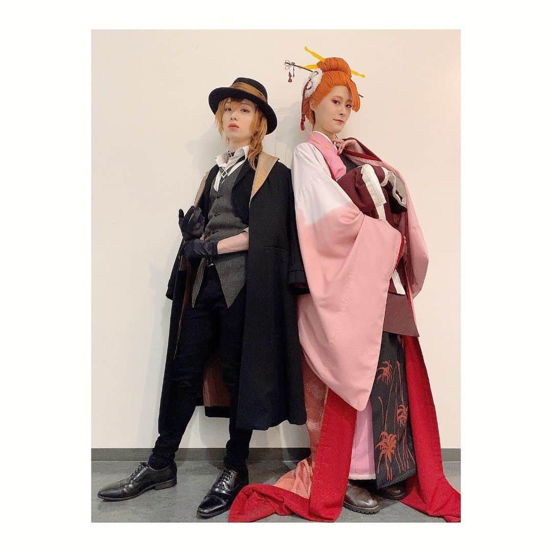 のインスタグラム：「舞台【文豪ストレイドッグス 共喰い】 東京公演４日目ありがとうございました🌸  本日も盛り上がりまくった２公演でした🤣あつかったーーーーー🔥❤️‍🔥💦💦💦  明日は休演日です🐑..💤  また明後日、ヨコハマでお会いしましょう🍁  本日何やらめでたい日だったらしい、うちの首領代理と🎩 よかったのぅ、中也☺️」