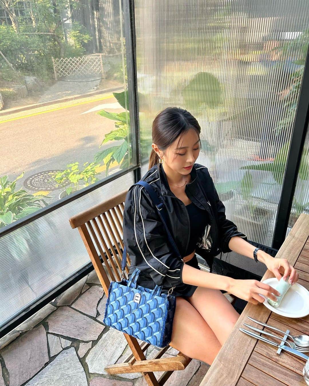 イ・ナリのインスタグラム：「일끝나고 폭풍흡입하러. 내가 좋아하는 어란파스타 먹으러갔지용🤩🤩.  요즘 나의 데일리 가방.#로사케이  휘뚜루마뚜루~ 착착 이뻐💙  . . . #로사케이 #로사케이가방 #데일리가방 #데일리그램 #dailylook #daily  @rosak_official」