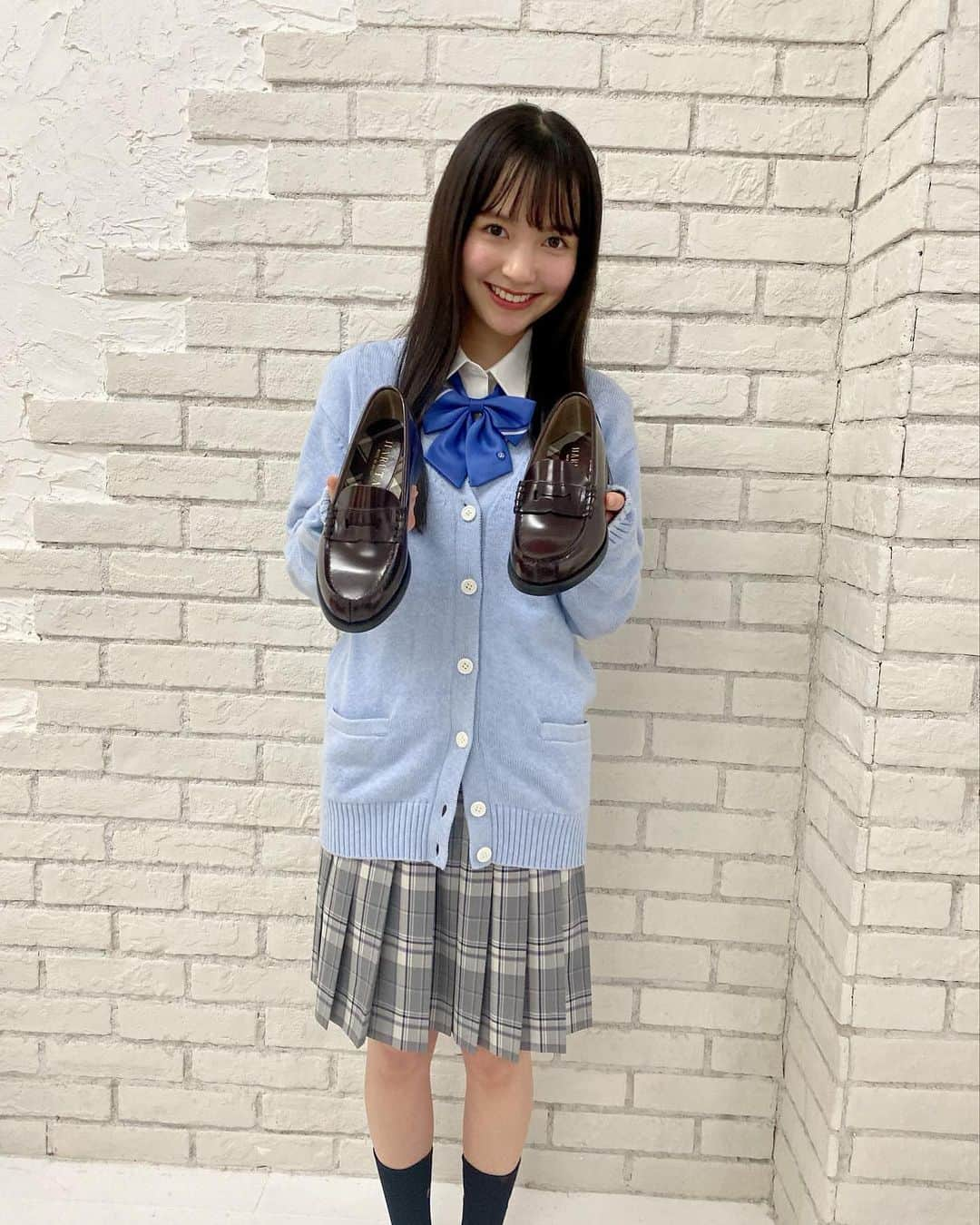 河村ここあのインスタグラム：「ハルタ👞🤍  SeventeenのWebで公開されていた ハルタのオフショットです🫶🏻  大好きな水色の衣装でティアラもつけて 嬉しかったです🤍 (ちなみにまだアップデートしてなくて 水色のハートがないです🥺)  ハルタ履いてるよ〜と DMで言ってくれる子がいて嬉しいです🥹 私も毎日、履いてるよ〜👼🏻  明日からまた1週間頑張ろうね〜！  #ハルタ  #haruta  #ハルタイメージガール  #seventeen #河村ここあ」