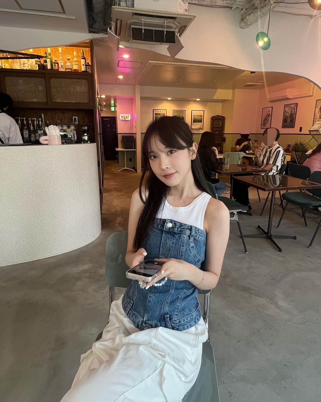 のインスタグラム：「夏服着てるとなんか盛れるし気分上がるし一生夏服着てたい😹😹暑いのは嫌いだけど😶」