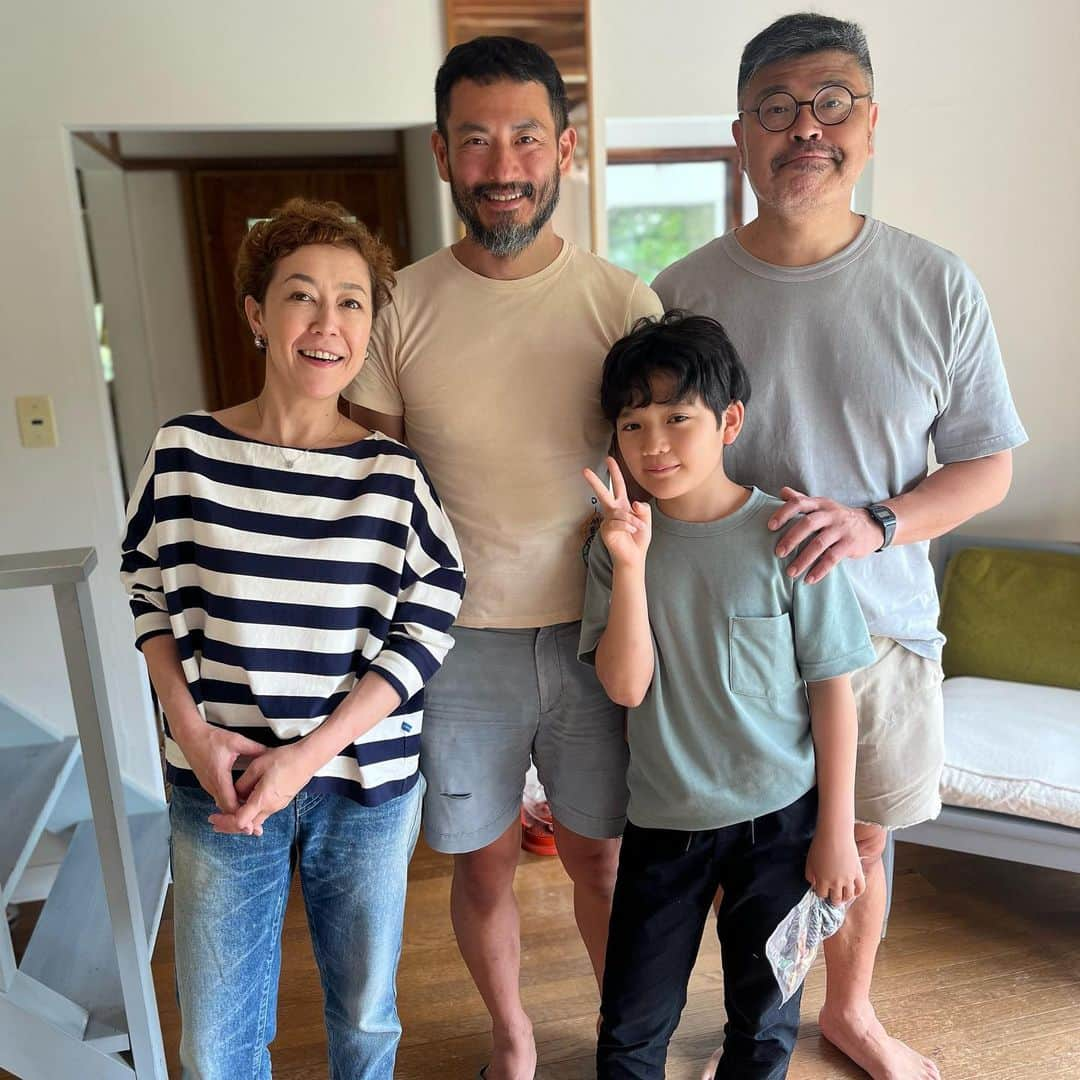 クリス智子さんのインスタグラム写真 - (クリス智子Instagram)「伊豆へ、大好きなデザインユニット、タラスキンボンカースの近藤さん&北田さんに会いに行ってきました😊 @tarasukinbonkers   コロナで頓挫したりで、やっと行けたー会えたー。  もともとお二人の作るプロダクトのファンで、色々と愛用させてもらっているのですが、(ぜひHPなどで見てみてください〜国立新美術館、地下のsouvenir from Tokyoや、cibone などにもあるかと）  もう10年ほど前に、お会いして以来、お二人の人柄にもすっかり惹かれ、以来、なんだかんだとお付き合いをさせてもらっているのですが、もっとゆっくり話したいなぁといつも思っていたのです。  今回は家族3人で行きましたが、事前の下調べから、夕飯や朝食まで、至れり尽くせりのタラススキンスペシャルコース、感謝😭  お二人の料理は、ブログを見ればわかるのですが、本当に食べることを大事に、料理に貪欲で、何よりも幸せそうな食卓が大好きで、今回は作ってもらって幸せ！（ひとつひとつをご紹介したいぐらいですが、長くなるので割愛、いずれも本当においしかった) 独創的だから。 ごちそうさまでしたー。  自然の中に身を置く、思考、感性、知性、ユーモア。 そこから生まれるものたち。  食事を囲みながら、ドライブしながら、他愛ないけど、大事な会話かできて、何よりのご馳走でした。多分、私はこれを二人としたかったんだな。  家づくりやリノベーション好きでもあり、これからお互い楽しみ。  今度思いっきり鎌倉でお返ししなきゃ....  また行きまーす！  #タラスキンボンカース #南伊豆 #デザイン」6月25日 21時58分 - chris_tomoko