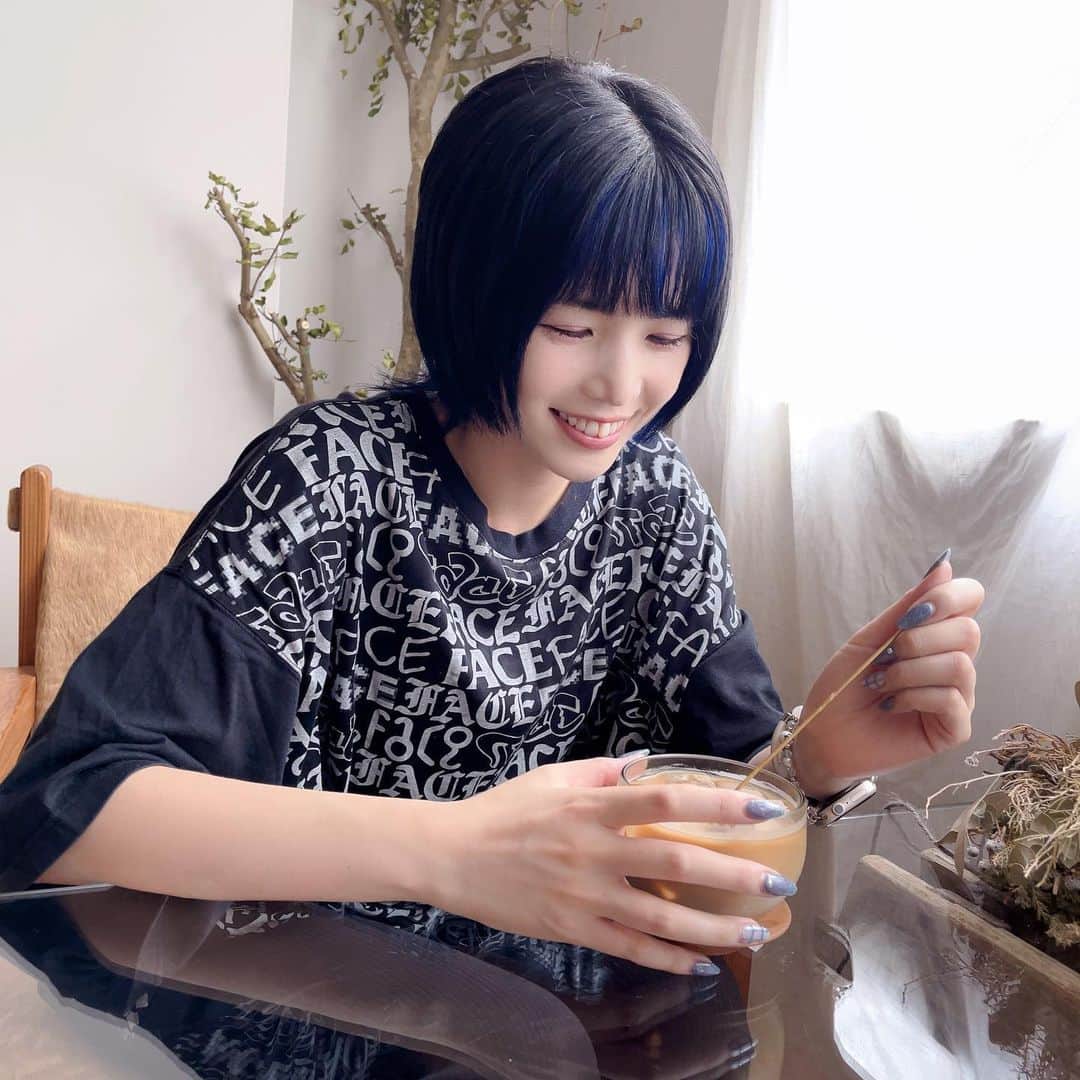 のインスタグラム：「気が緩むとすぐニコニコしちゃう 最近カフェラテ、カフェオレ飲めるようになったんだよ、成長したでしょ😇 ※ガムシロ必須  #instalike #insagood #followforfollowback #follwme #japan #japanese #cosplay #cosplaygirl #cosplayer #japanesegirl #4llowme #cafe #カフェオレ」