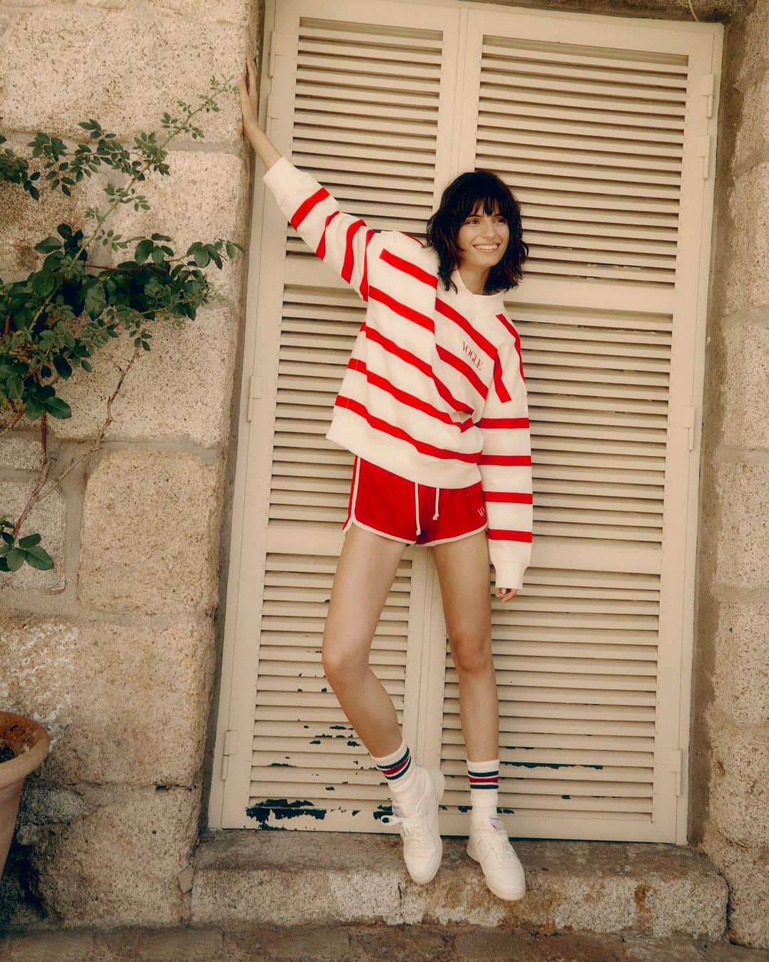 Vogue Españaのインスタグラム：「Shorts deportivos, sudaderas con textura toalla... Todas las prendas de la nueva línea de verano de #VogueCollection están (también) en @wowconcept_. {Te contamos todos los detalles en el link de la bio} ▪️Fotos: @silvia.retana ▪️Estilismo: @martabajoflecha ▪️Maquillaje y peluquería: @fidelmakeup (@Anotherartistsagency) para @kerastase_official ▪️Asistente de fotografía: Nano López ▪️Ayudante de estilismo: @patthiinojal y @rubencross_ ▪️Modelo: @nuriarothschild (@unomodels) ▪️Producción: @anotherartistsagency ▪️Agradecimientos: @veredadelcortijo」