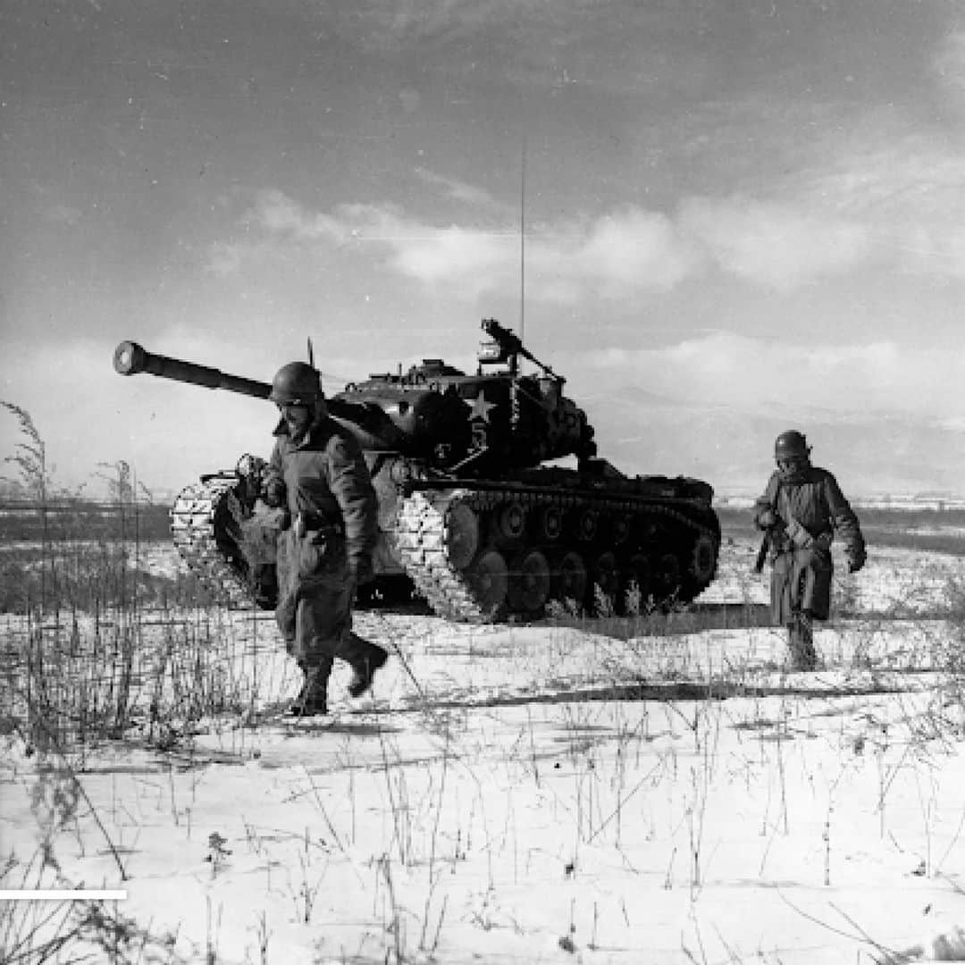 アメリカ海兵隊さんのインスタグラム写真 - (アメリカ海兵隊Instagram)「#OTD in 1950, thousands of North Korean troops crossed the 38th Parallel into South Korea, beginning the Korean War. Over the next three years, more than 150,000 #Marines would serve in Korea, battling the North Korean People's Army and their Chinese allies.   From the breakout at Chosin Reservoir to the amphibious landings at Inchon, Marines displayed exceptional bravery and valor throughout the war - 42 Marines and 5 @usnavy Corpsmen earned the #MedalofHonor for their actions in Korea. Marines also adopted new technologies, including helicopters and flak jackets, that would help shape how the Marine Corps approached combat in subsequent conflicts.   As the first major combat engagement of the Cold War, the Korean War demonstrated the commitment of both the United States and the United Nations to support their democratic partners and allies. Troops from 23 UN countries fought alongside the South Koreans until the Korean Armistice Agreement was signed and the armed conflict ceased on July 27, 1953.   Semper Fidelis.    #KoreanWar #TheForgottenWar #SemperFi」6月25日 22時00分 - marines