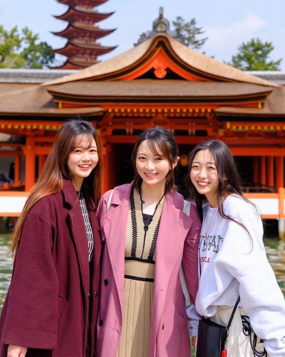 宮坂亜里沙のインスタグラム：「3姉妹宮島🤍 全員、洋服も顔もメイクも系統違う👭🏼 #時差投稿 #宮島」