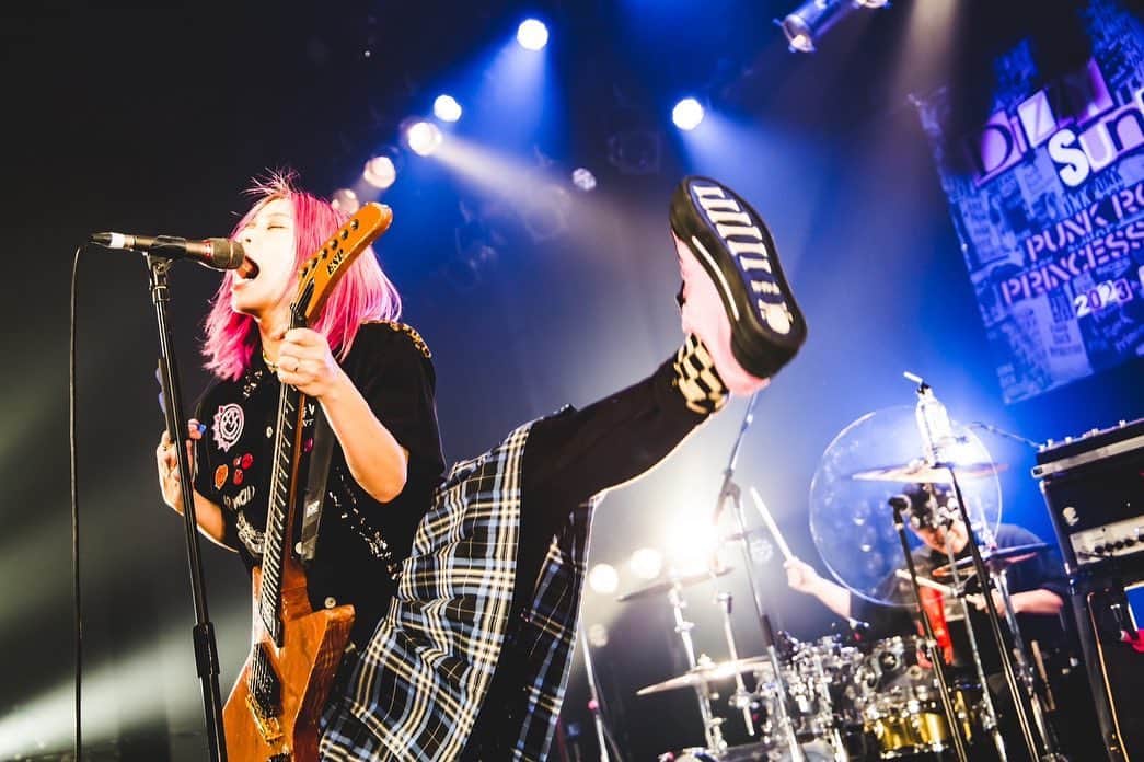 あやぺたのインスタグラム：「PUNK ROCK PRINCESS TOUR 2023-24   2023年6月23日(金) 心斎橋BIGCAT w) GOOD4NOTHING / ヤバイTシャツ屋さん  地元大阪に新しいCDをリリースして帰ってこれたこと 大猫にも思い入れがありすぎて、ほんでこの3バンドでできたこと 色々重なって最高裁判所開廷しまくった一日になりました ちょっとライブ開くの寂しい！！！！！！！！！  BIGCATの人に、昔はおおねこゆーてたってゆわれました  photo by @naoto_iwabuchi_」
