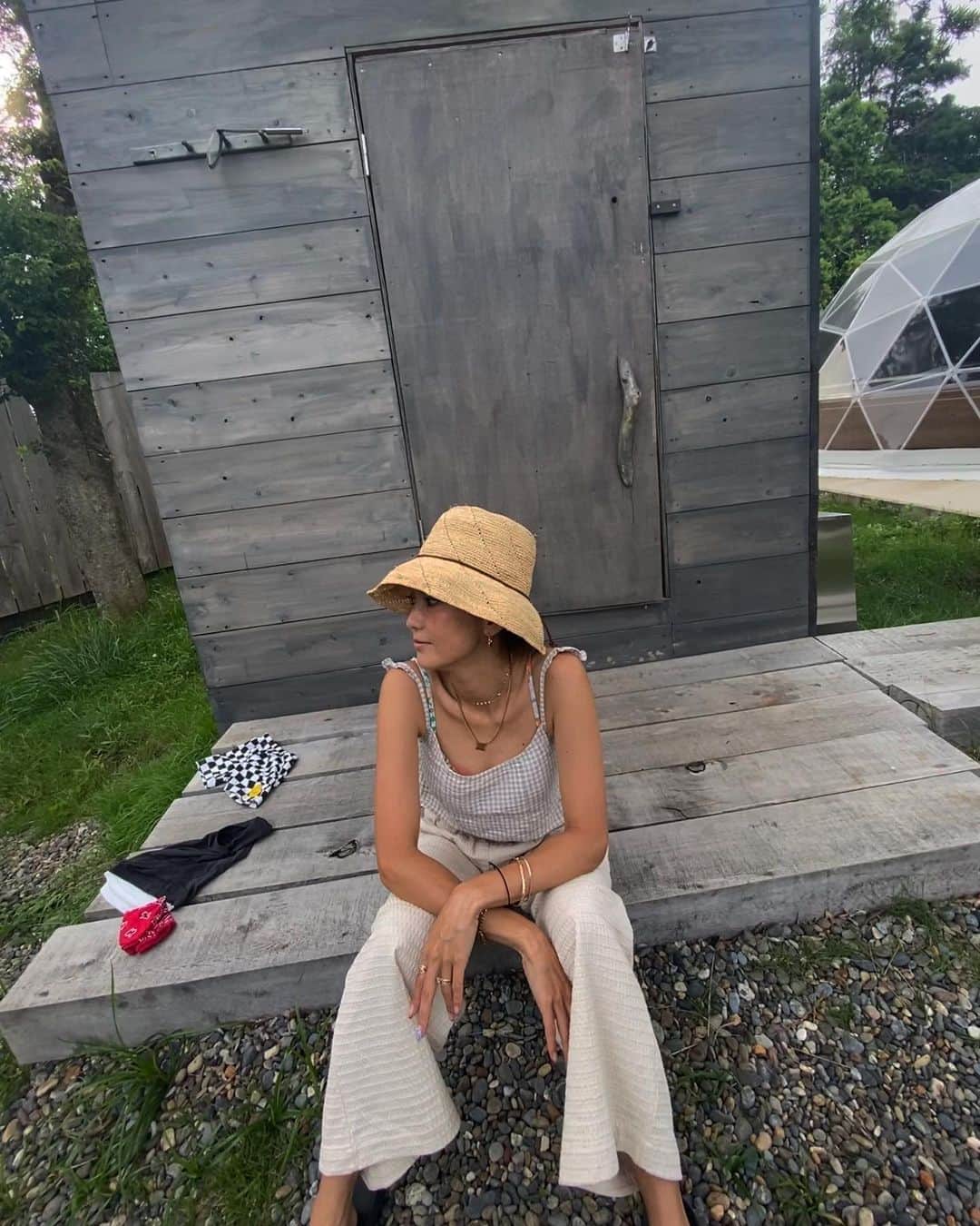 堀舞紀のインスタグラム：「👒  #GLAMPING inspo.  動きやすくて サラッとしていて シワになりにくく ポケットがあって ウエストゴム✔︎  👆🏾 ってな ところを考えて…  上下とも @maaiqheart   #キャンプコーデ  #グランピングコーデ #40代ファッション  #母親服装 #夏旅行コーデ」