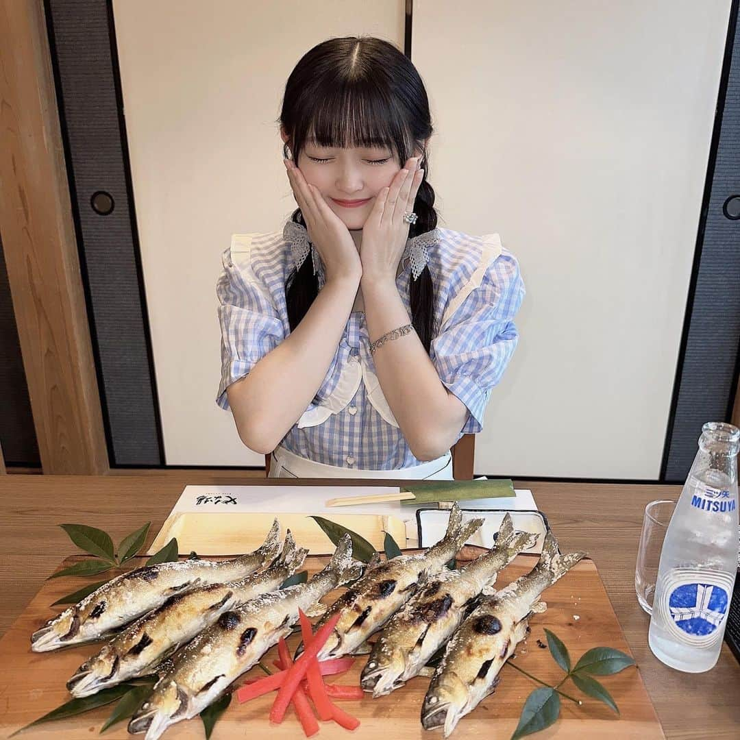 石橋颯さんのインスタグラム写真 - (石橋颯Instagram)「今年も大好きな鮎食べてきたよ🐟 実は魚綺麗に食べるの得意です🙋‍♀️  ･ ･ ･  #ootd #instagood #instalike #followme #いいね#アイドル #鮎 の塩焼き #鮎  #三つ編み」6月25日 22時03分 - ibuki__hkt48