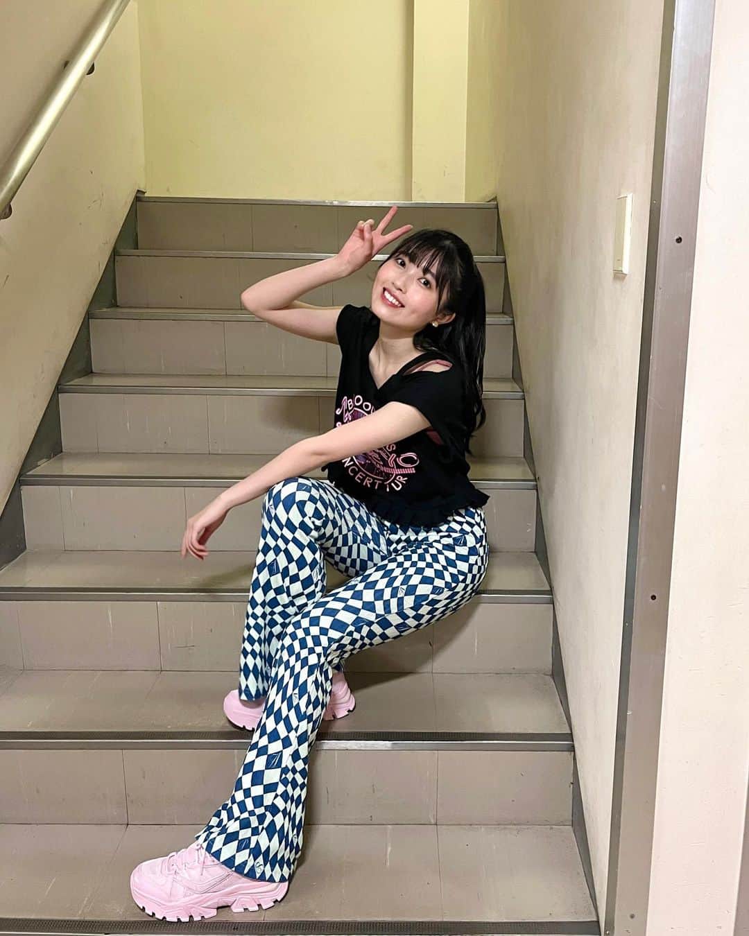 西田汐里のインスタグラム：「🎤✨  少し前ですが、、  中野サンプラザの階段！  20歳初ステージが中野サンプラザで嬉しかった😊  #中野サンプラザ #beyooooonds #西田汐里」