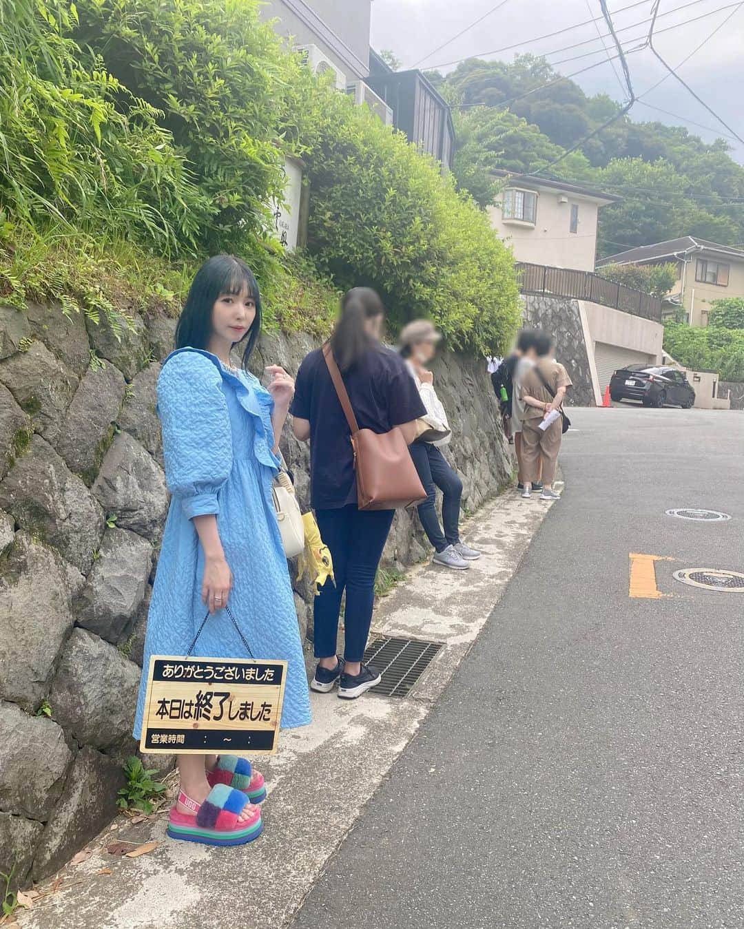 大場はるかのインスタグラム：「皆はさ、、最後尾札持った事ありますか、、？  私はこの間初めて持ちました、、  人気の甘味処でたまたま私達で締切の所、「この札を持って次に並ばれるお客様にもう終了しています、とお伝え頂けますか？」と店員さんに言われて、、、  初めてだよそんな事、、  絵面が面白すぎたよ、、  ずっと笑ってたよ、、  面白すぎて虚無顔写真いっぱい撮ったよ、、、  ズッ友が全部次に並ばれた人達の対応してくれたし中国語も話せる子だったから私は一言も発さず済んだよ、、、  すごい美味しかったし面白かったからまた行きたいな、、、  皆聖地巡礼してくれる場合は15時より前に行かないと人気店すぎて もしかしたら私と同じ目に合うから もしそうなったら写真送ってね、、  最高の鎌倉だったよ、、、」
