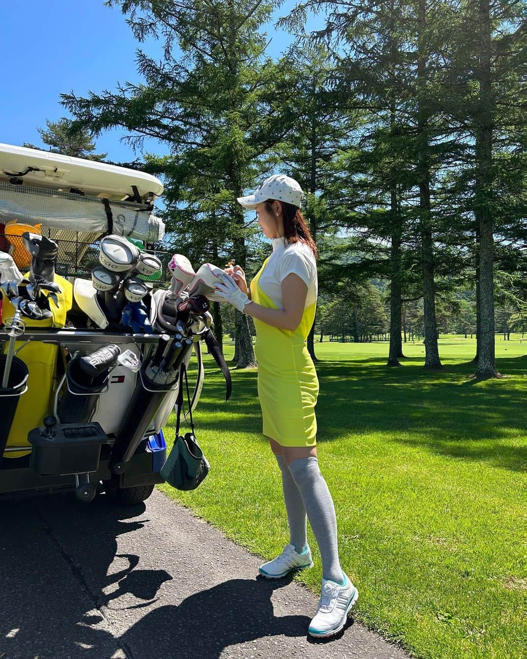 森詩織さんのインスタグラム写真 - (森詩織Instagram)「ゴルフ⛳️💛  へっったくそすぎて引いた🤣 練習しよーっと！！  でもすっっごい楽しかった🏌️‍♀️ ちゃんとやります！笑  #軽井沢72 #ゴルフ #ゴルフ女子 #撮影 #ゴルファー」6月25日 22時07分 - mori_shiori