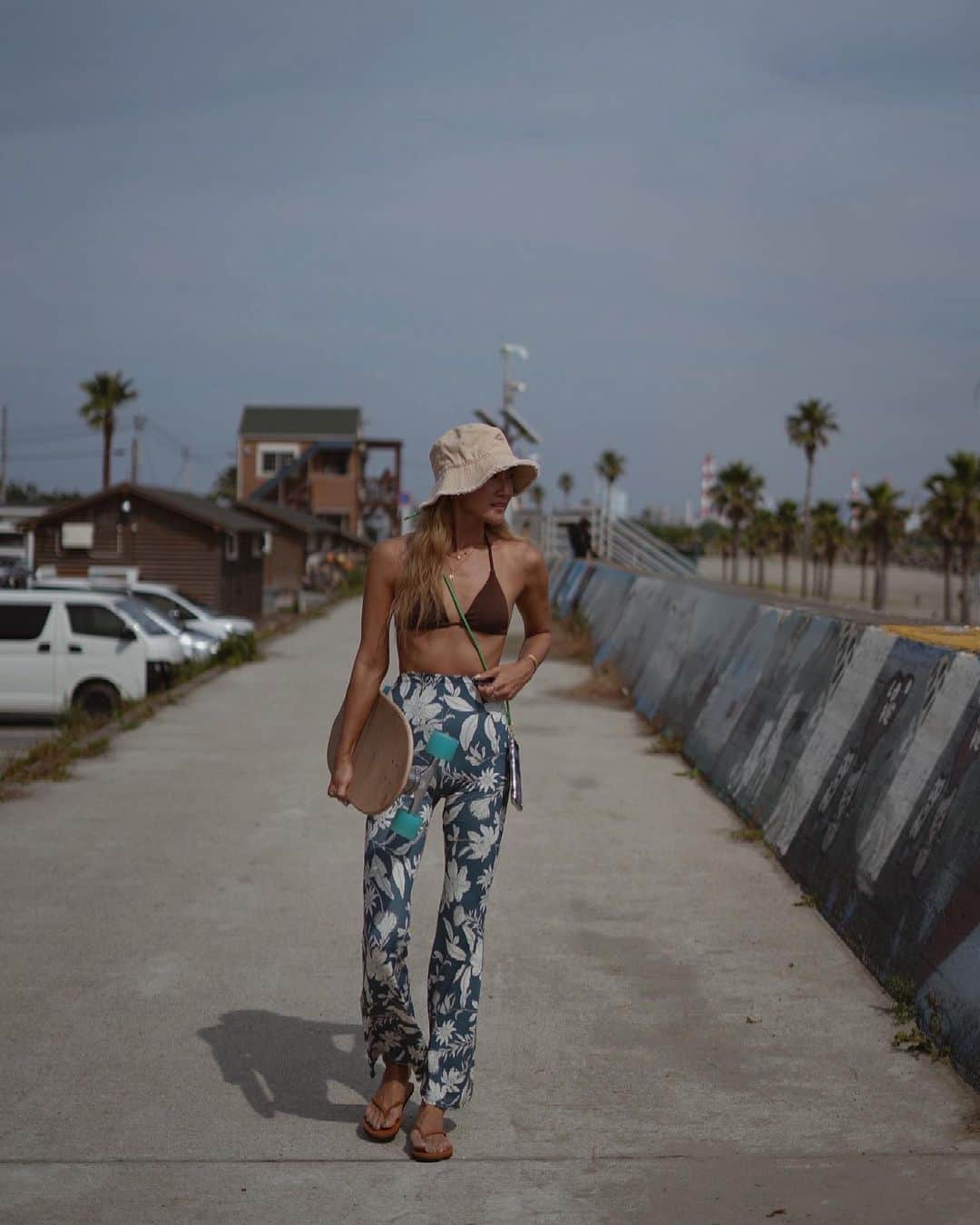 Miwakoさんのインスタグラム写真 - (MiwakoInstagram)「Surf girl 予定はっきりわかんないけど もしかしたら海に行けるかも？！って 服の中にビキニ仕込んでった！ ・ 大好きな海に連れてってくれた カメラマンの @r.violet.r が パシャッてくれた瞬間たち♡ 1枚に絞るなんて無理なんよいつも笑 ・ ・ ・ -Beach Code- @folksthelabel  2023New collectionのbottomを中心に組みました！ ・ 伸縮性抜群の上質な生地の フレアパンツ 柄も色味も可愛くて 足が細見えするシルエット!! ノンストレス♡ ・ ・ バケハ: @aestas_terra  ビキニ: @lavia_official  ・ #folksthelabel  #ethical  #clothing  #beachgirl  #beachstyles  #aestasterra  #resortstyle  #setupstyle  #ビーチスタイル  #ビーチガール  #サーフスタイル  #サーフガール  #ミワママコーデ」6月25日 22時09分 - miwamam888