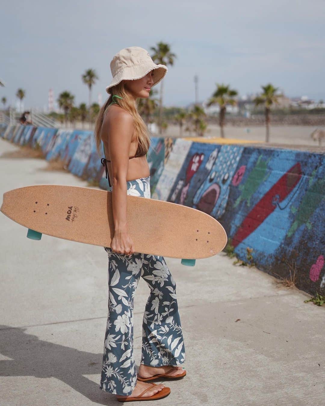 Miwakoさんのインスタグラム写真 - (MiwakoInstagram)「Surf girl 予定はっきりわかんないけど もしかしたら海に行けるかも？！って 服の中にビキニ仕込んでった！ ・ 大好きな海に連れてってくれた カメラマンの @r.violet.r が パシャッてくれた瞬間たち♡ 1枚に絞るなんて無理なんよいつも笑 ・ ・ ・ -Beach Code- @folksthelabel  2023New collectionのbottomを中心に組みました！ ・ 伸縮性抜群の上質な生地の フレアパンツ 柄も色味も可愛くて 足が細見えするシルエット!! ノンストレス♡ ・ ・ バケハ: @aestas_terra  ビキニ: @lavia_official  ・ #folksthelabel  #ethical  #clothing  #beachgirl  #beachstyles  #aestasterra  #resortstyle  #setupstyle  #ビーチスタイル  #ビーチガール  #サーフスタイル  #サーフガール  #ミワママコーデ」6月25日 22時09分 - miwamam888