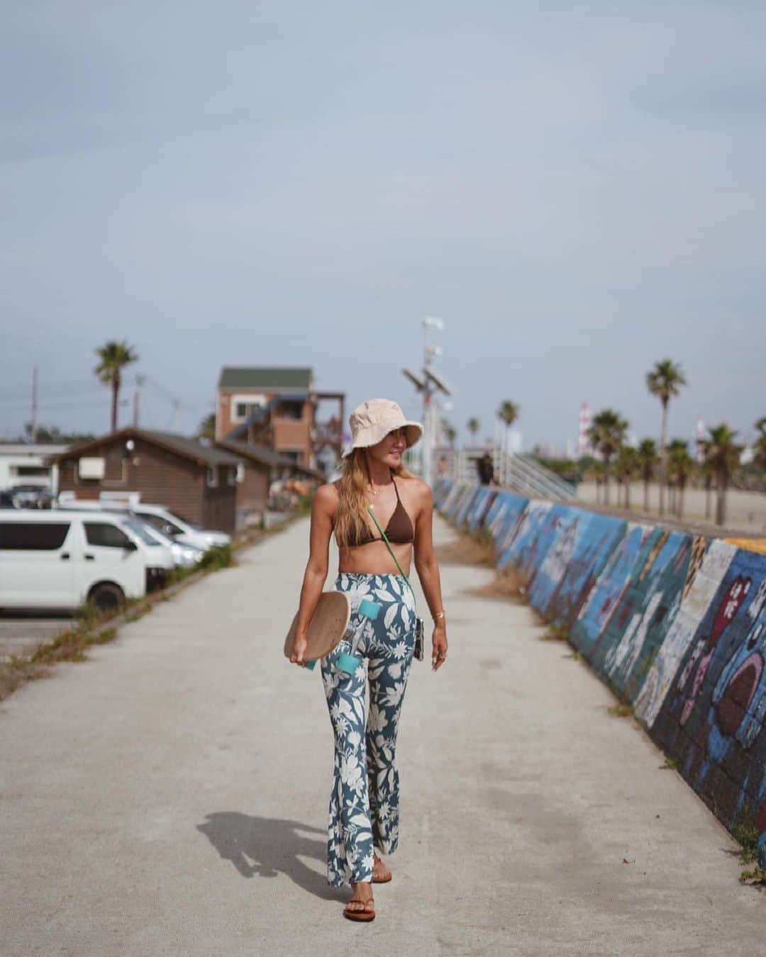 Miwakoさんのインスタグラム写真 - (MiwakoInstagram)「Surf girl 予定はっきりわかんないけど もしかしたら海に行けるかも？！って 服の中にビキニ仕込んでった！ ・ 大好きな海に連れてってくれた カメラマンの @r.violet.r が パシャッてくれた瞬間たち♡ 1枚に絞るなんて無理なんよいつも笑 ・ ・ ・ -Beach Code- @folksthelabel  2023New collectionのbottomを中心に組みました！ ・ 伸縮性抜群の上質な生地の フレアパンツ 柄も色味も可愛くて 足が細見えするシルエット!! ノンストレス♡ ・ ・ バケハ: @aestas_terra  ビキニ: @lavia_official  ・ #folksthelabel  #ethical  #clothing  #beachgirl  #beachstyles  #aestasterra  #resortstyle  #setupstyle  #ビーチスタイル  #ビーチガール  #サーフスタイル  #サーフガール  #ミワママコーデ」6月25日 22時09分 - miwamam888