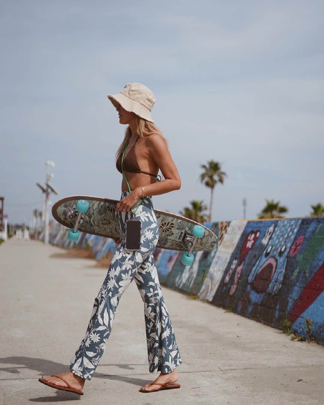 Miwakoさんのインスタグラム写真 - (MiwakoInstagram)「Surf girl 予定はっきりわかんないけど もしかしたら海に行けるかも？！って 服の中にビキニ仕込んでった！ ・ 大好きな海に連れてってくれた カメラマンの @r.violet.r が パシャッてくれた瞬間たち♡ 1枚に絞るなんて無理なんよいつも笑 ・ ・ ・ -Beach Code- @folksthelabel  2023New collectionのbottomを中心に組みました！ ・ 伸縮性抜群の上質な生地の フレアパンツ 柄も色味も可愛くて 足が細見えするシルエット!! ノンストレス♡ ・ ・ バケハ: @aestas_terra  ビキニ: @lavia_official  ・ #folksthelabel  #ethical  #clothing  #beachgirl  #beachstyles  #aestasterra  #resortstyle  #setupstyle  #ビーチスタイル  #ビーチガール  #サーフスタイル  #サーフガール  #ミワママコーデ」6月25日 22時09分 - miwamam888