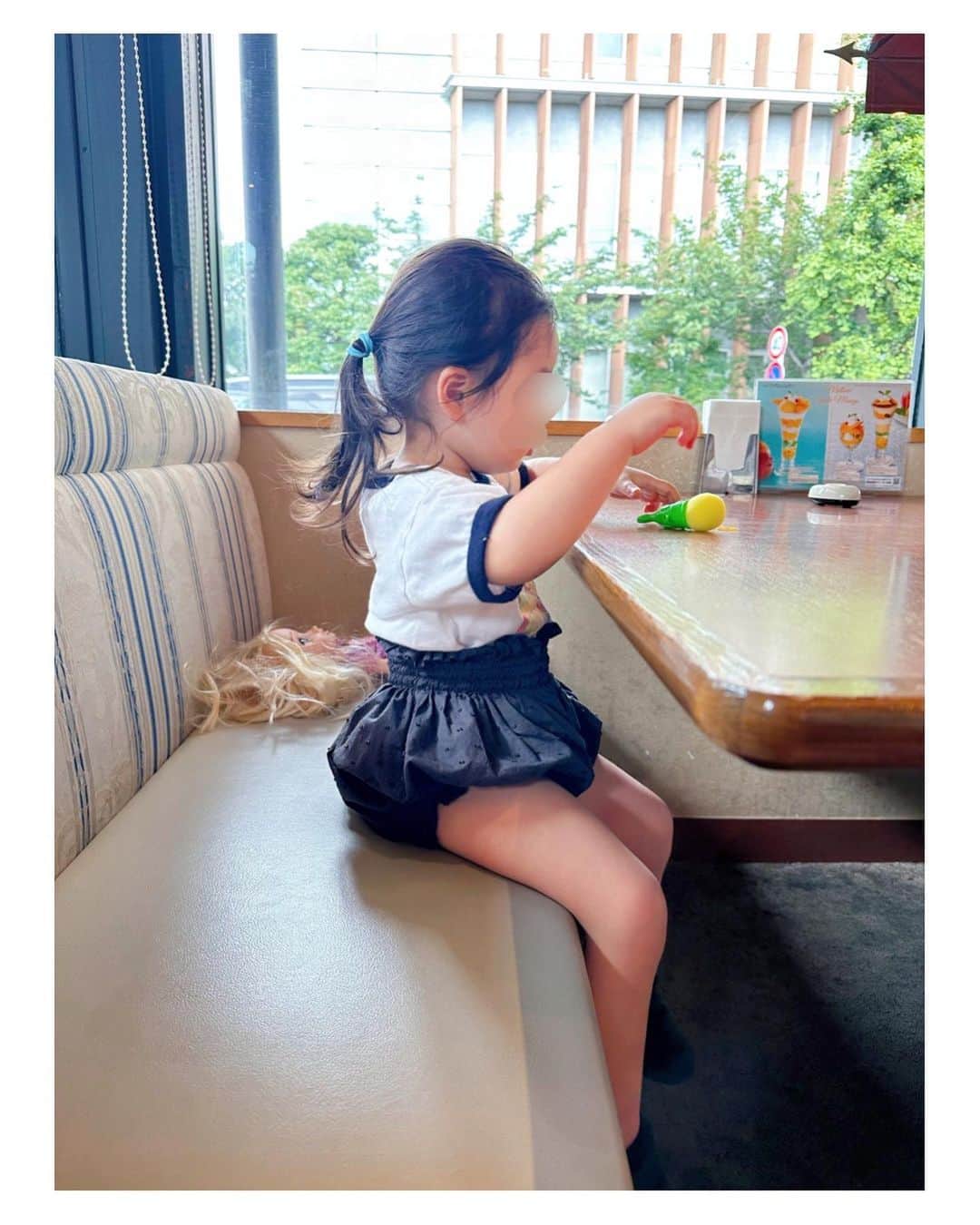 高山直子さんのインスタグラム写真 - (高山直子Instagram)「2歳10ヶ月👧🏻 この時期ならではの赤ちゃんと少女の間のような体型が大好き。  ふと1人で座る娘を見て、残しておきたい！！📸と衝動に駆られたいつもの日曜日。」6月25日 22時19分 - nao_70koro