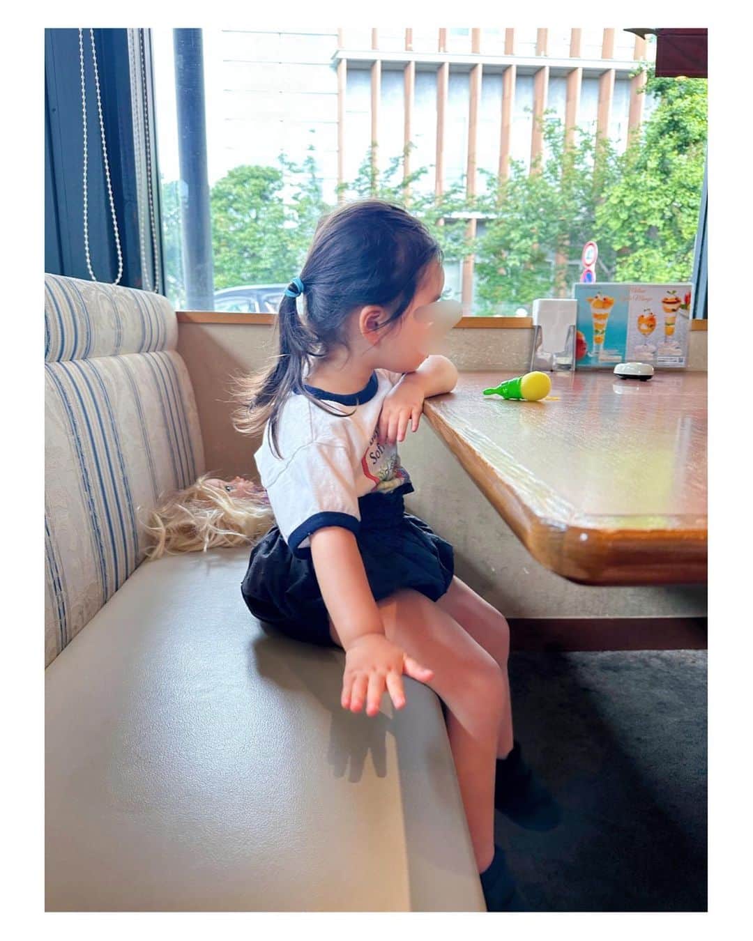 高山直子のインスタグラム：「2歳10ヶ月👧🏻 この時期ならではの赤ちゃんと少女の間のような体型が大好き。  ふと1人で座る娘を見て、残しておきたい！！📸と衝動に駆られたいつもの日曜日。」