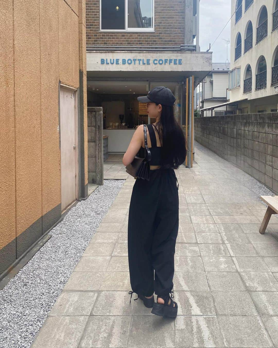 吉田佳菜のインスタグラム：「ㅤㅤㅤㅤㅤㅤㅤㅤㅤㅤㅤㅤㅤ ㅤㅤㅤㅤㅤㅤㅤㅤㅤㅤㅤㅤㅤ 昨日めっちゃ暑かったけど このコーデ快適やった🖤 ㅤㅤㅤㅤㅤㅤㅤㅤㅤㅤㅤㅤㅤ @amely__official  実は水着で、軽くて最高🖤🖤 水着上下とオールインワンの3点set♪ ㅤㅤㅤㅤㅤㅤㅤㅤㅤㅤㅤㅤㅤ ㅤㅤㅤㅤㅤㅤㅤㅤㅤㅤㅤㅤㅤ #ちわcode #ちわこの休日 #AMELY #エミリー #ブラックコーデ #キャップコーデ #ワントーンコーデ」