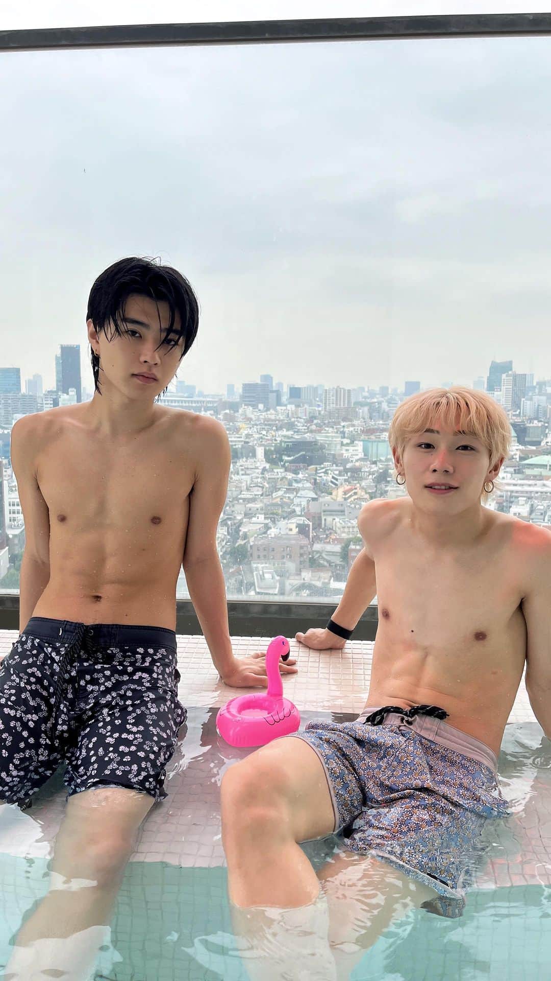石原知哉のインスタグラム：「Self-introduction with the strongest best friend   #friends  #reelsinstagram  #reels  #introduceyourself」
