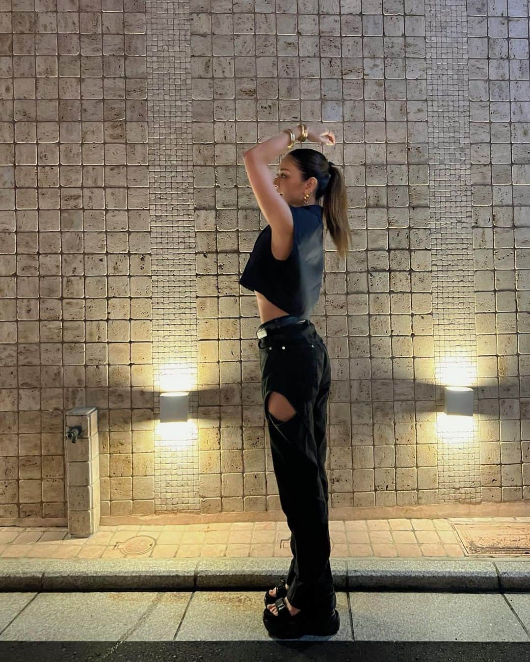 shieryy（今村しえり）のインスタグラム：「earrings @ysl  bracelet&tops @zara  denim @johnlawrencesullivan_official  belt @nakdfashion  sandals @yelloshoes_official  bag @hermes」