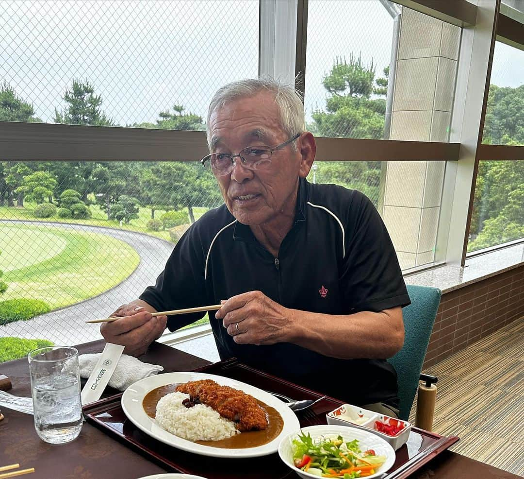 大西将太郎さんのインスタグラム写真 - (大西将太郎Instagram)「熊本のじいじ81歳 65歳からゴルフをはじめ、今でも普通にレギュラーティーからまわり昼間にカツカレー食べてゴルフ場を歩きまくる。 池を越えるか？刻むのか？のシチュエーションでは『ここで刻んだら男が廃るばってん！』と言いながら池を見事に越えるショットを打つ。じいじを見てるとこの言葉しか出てこない。『Age is only a number 』年齢なんかただの数字！！こんなエナジー溢れるじーちゃんからやる気と元気をもらい熊本での全日程を終えました！じーちゃん、元気でいてね！！」6月25日 22時27分 - shotaro12