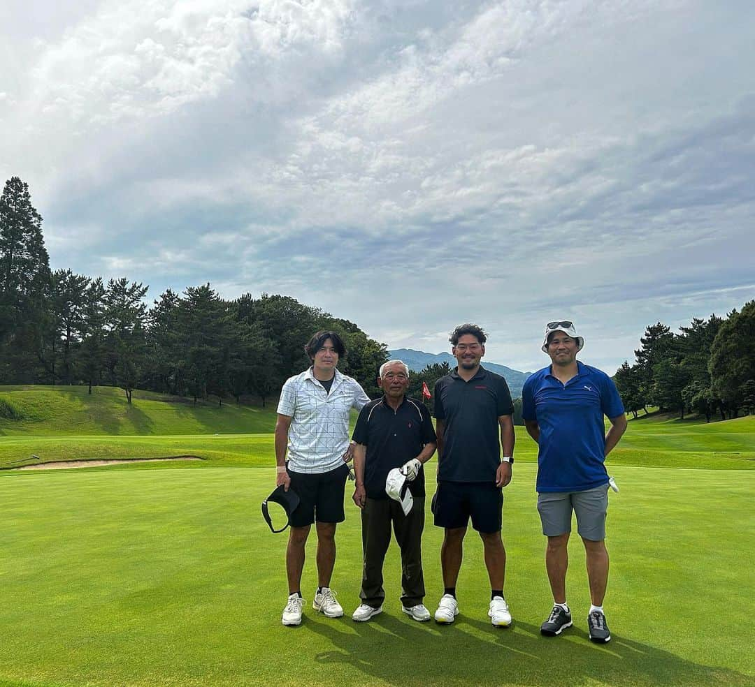 大西将太郎さんのインスタグラム写真 - (大西将太郎Instagram)「熊本のじいじ81歳 65歳からゴルフをはじめ、今でも普通にレギュラーティーからまわり昼間にカツカレー食べてゴルフ場を歩きまくる。 池を越えるか？刻むのか？のシチュエーションでは『ここで刻んだら男が廃るばってん！』と言いながら池を見事に越えるショットを打つ。じいじを見てるとこの言葉しか出てこない。『Age is only a number 』年齢なんかただの数字！！こんなエナジー溢れるじーちゃんからやる気と元気をもらい熊本での全日程を終えました！じーちゃん、元気でいてね！！」6月25日 22時27分 - shotaro12