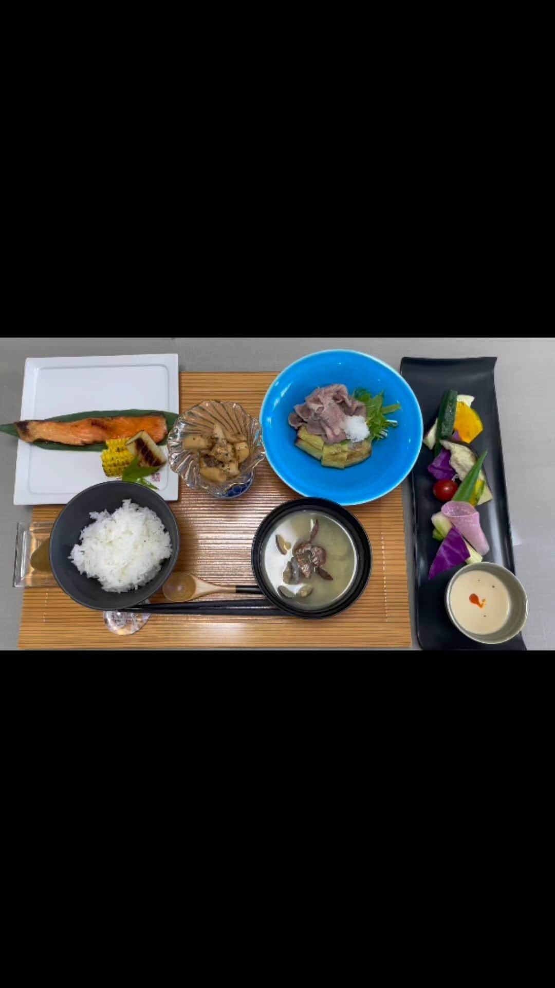 小橋めぐみのインスタグラム：「料理教室🍴  ✔︎和風バーニャカウダ ✔︎生鮭の照り焼き　夏 ✔︎エリンギの浅炊き ✔︎翡翠茄子と牛肉の冷しゃぶ　胡麻だれ ✔︎あさりの味噌椀  #料理教室」